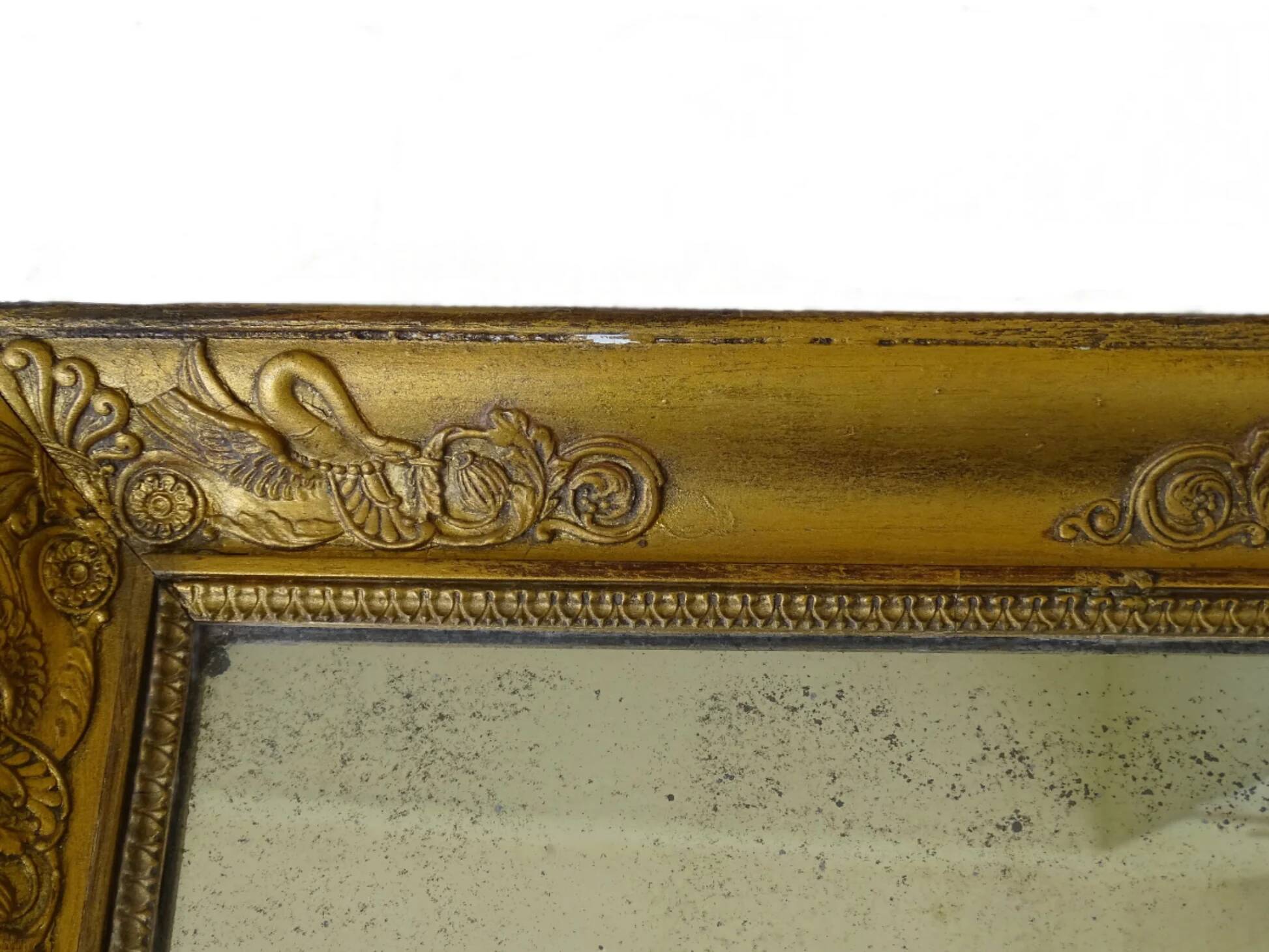 Miroir français ancien à cadre doré orné de cygnes, époque de la Restauration