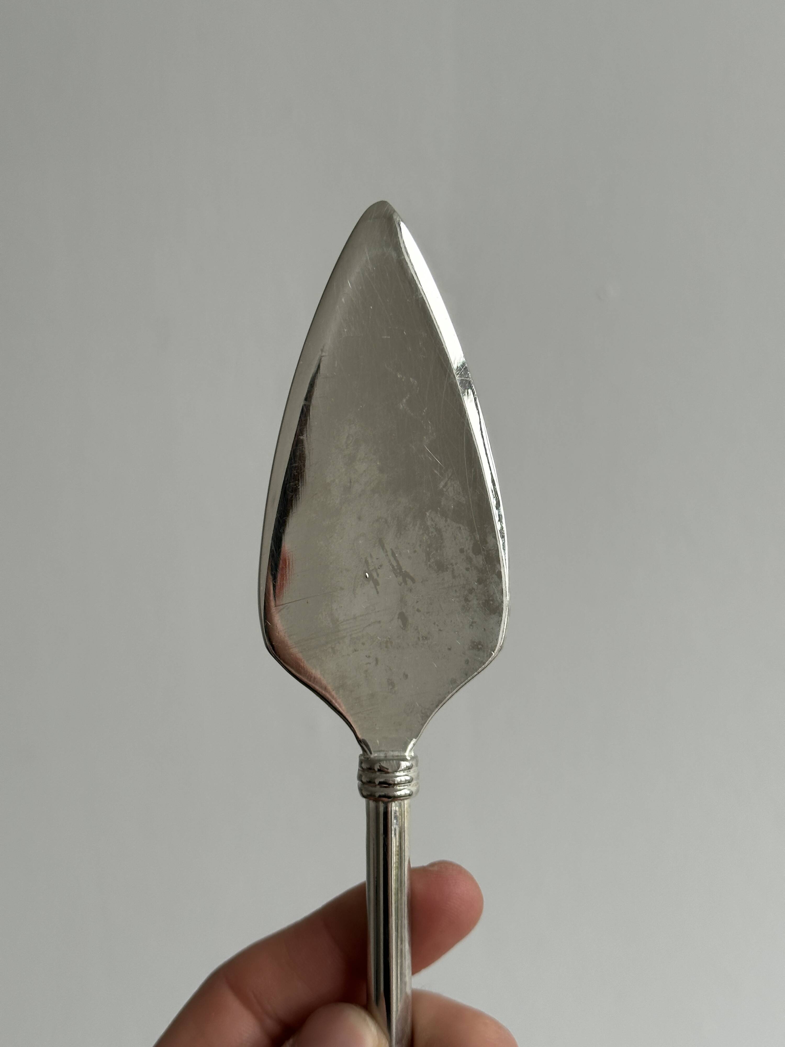 Set of 2 metal dessert cutlery.