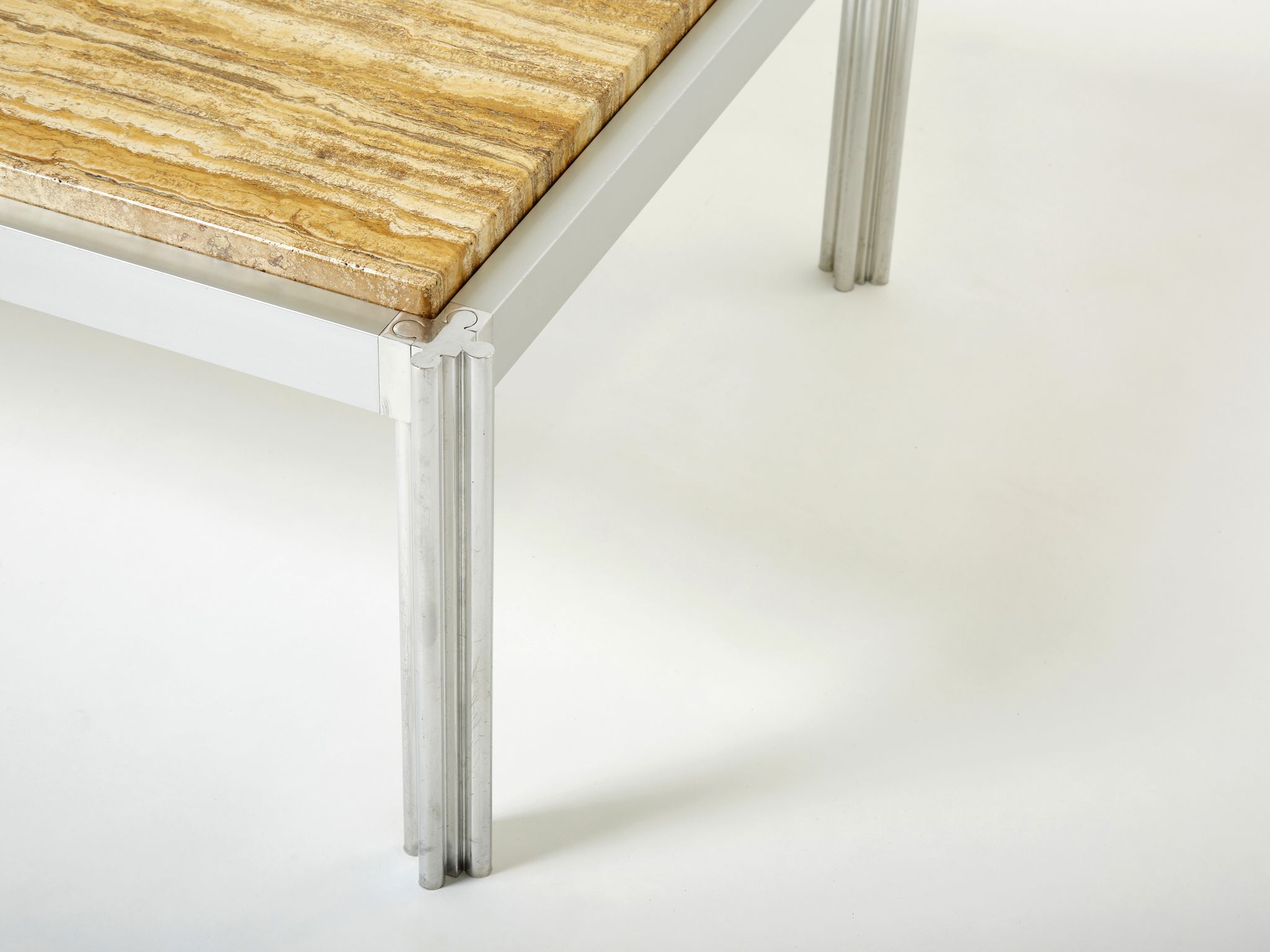 Table basse chrome aluminium travertin jaune George Ciancimino 1975