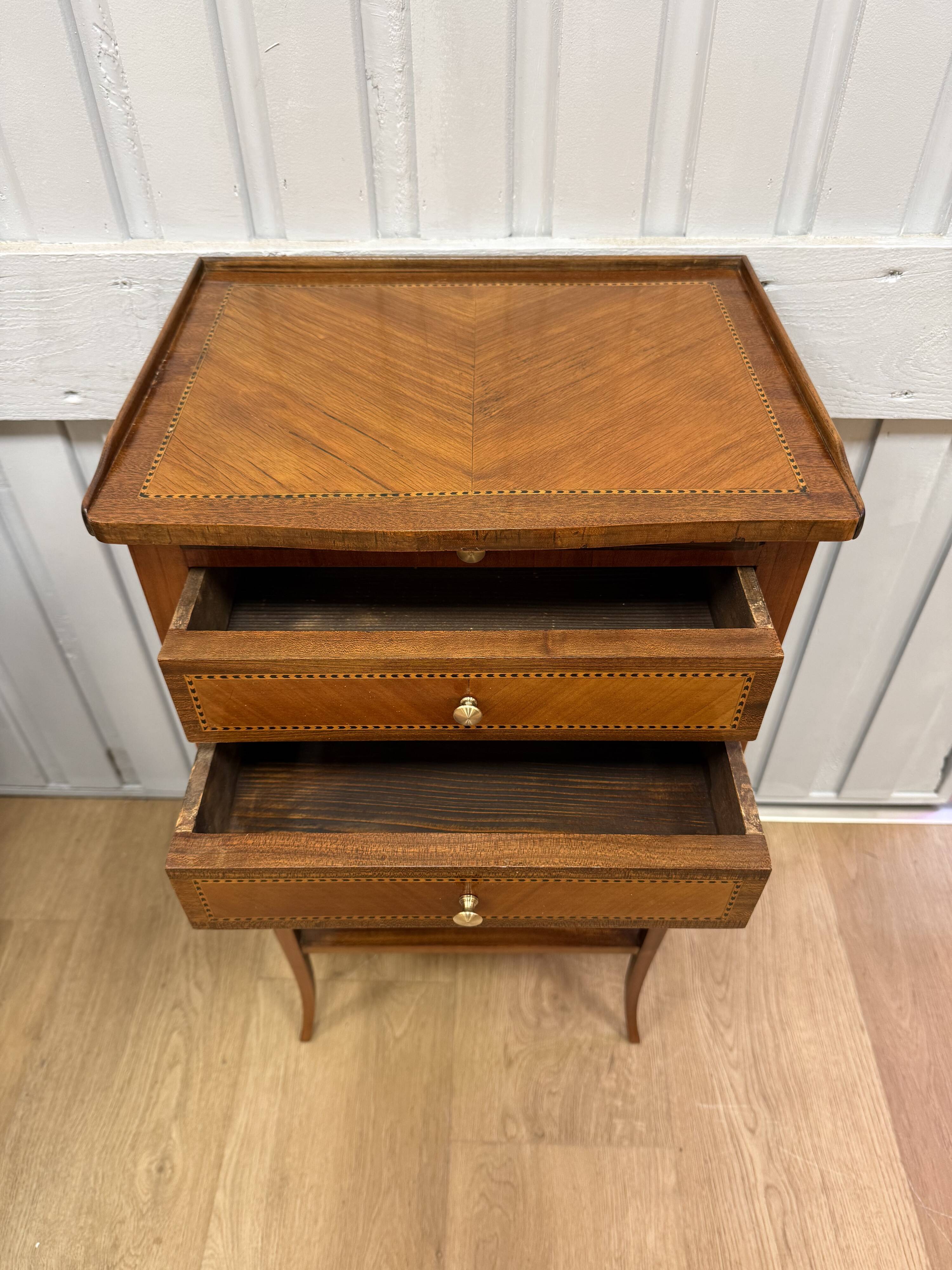 Petite table d appoint de style Louis XV