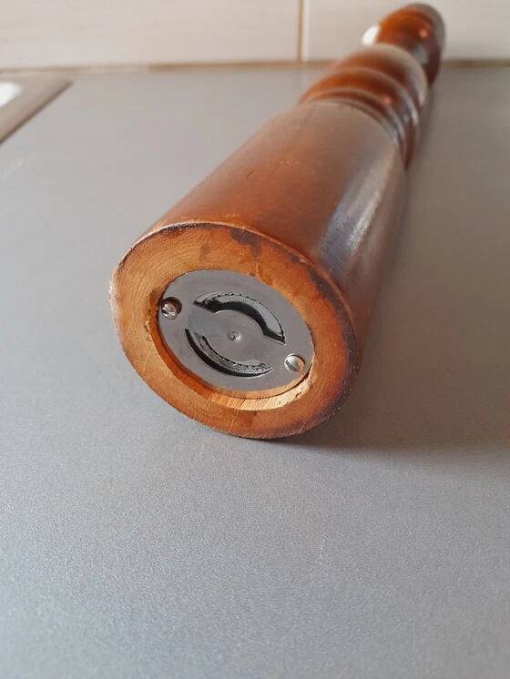 Poivrier en bois tourné vintage