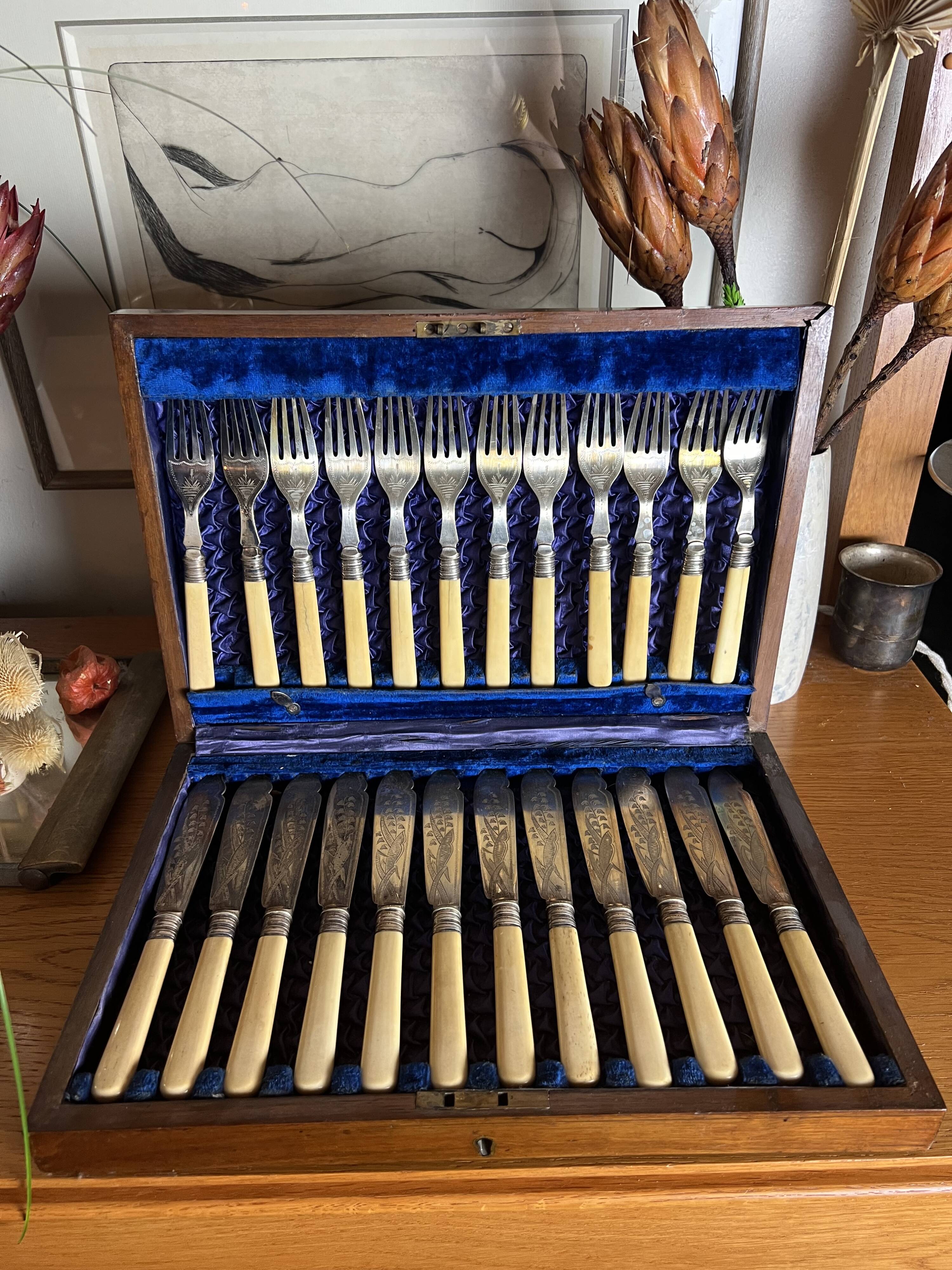 Box of 24 ivory and engraved silver metal cutlery - 19th century