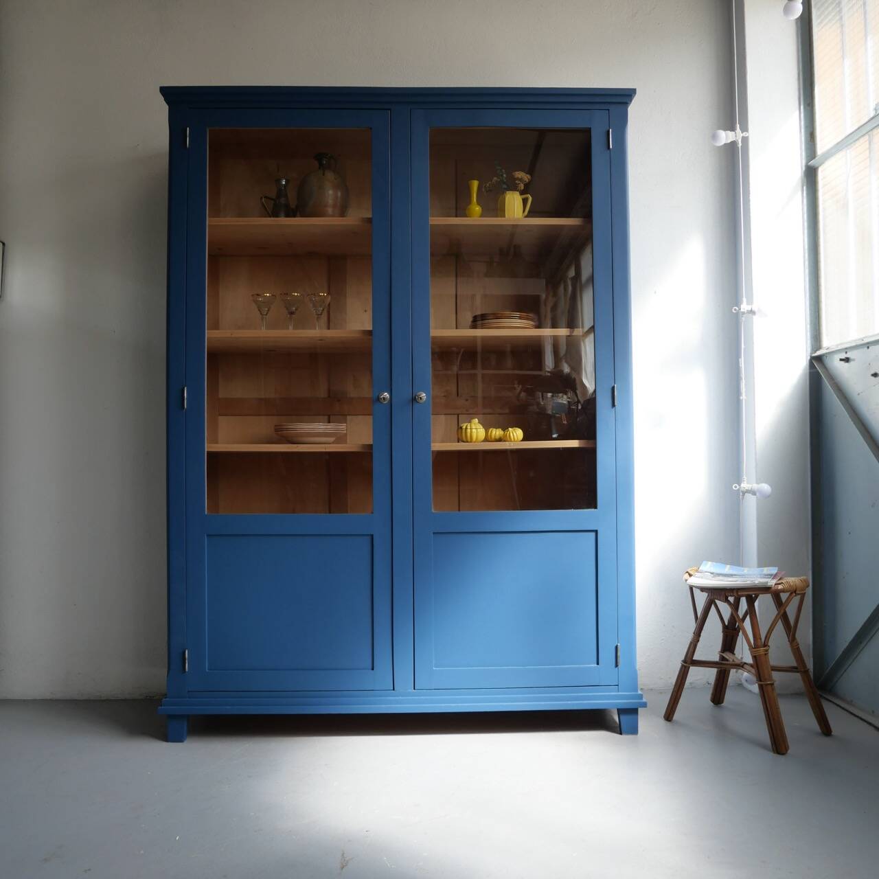 Vaisselier ancien bleu nuit