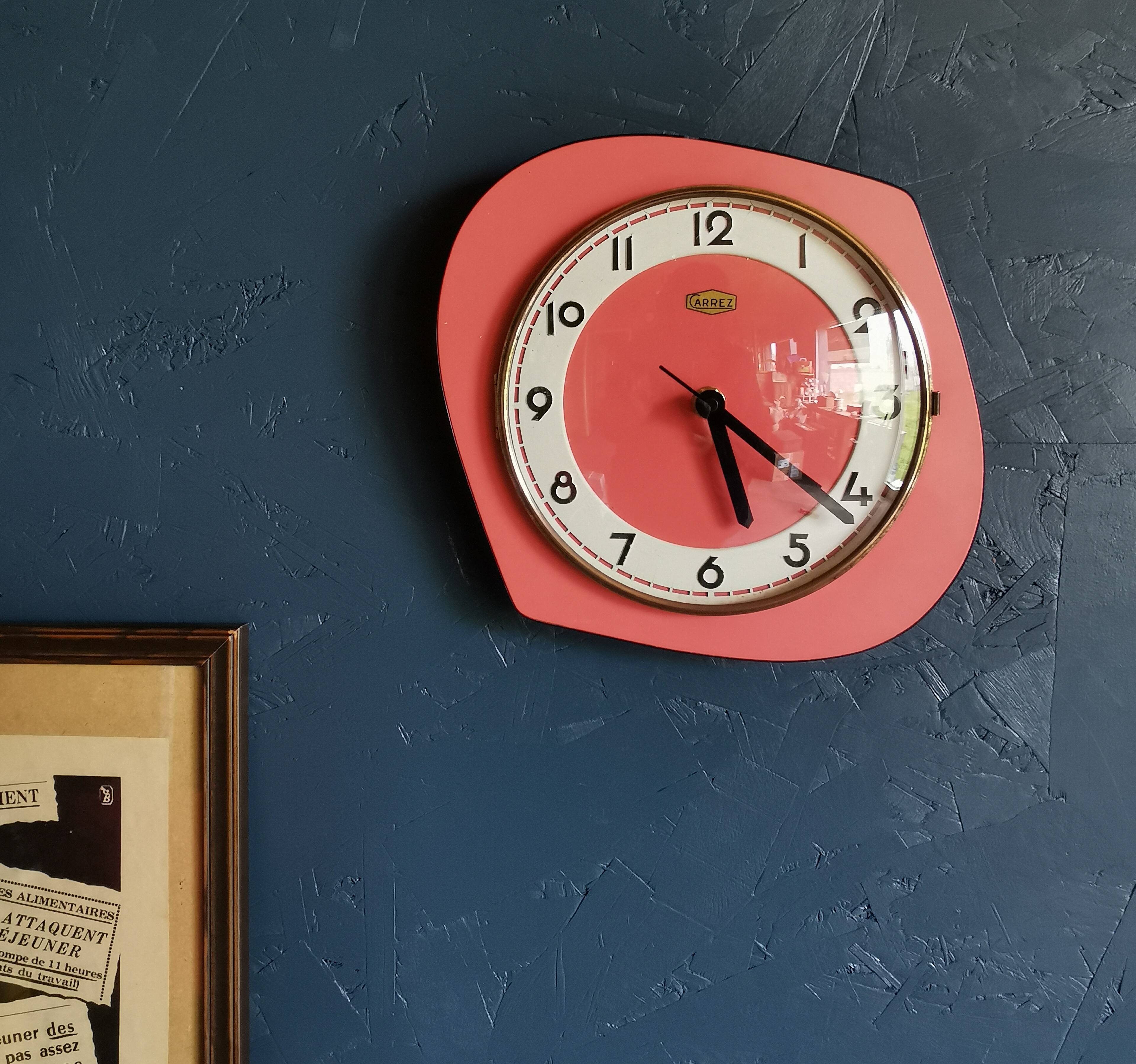 Horloge formica vintage pendule murale silencieuse asymétrique années 60 "Carrez rose"
