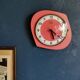 Horloge formica vintage pendule murale silencieuse asymétrique années 60 "Carrez rose"