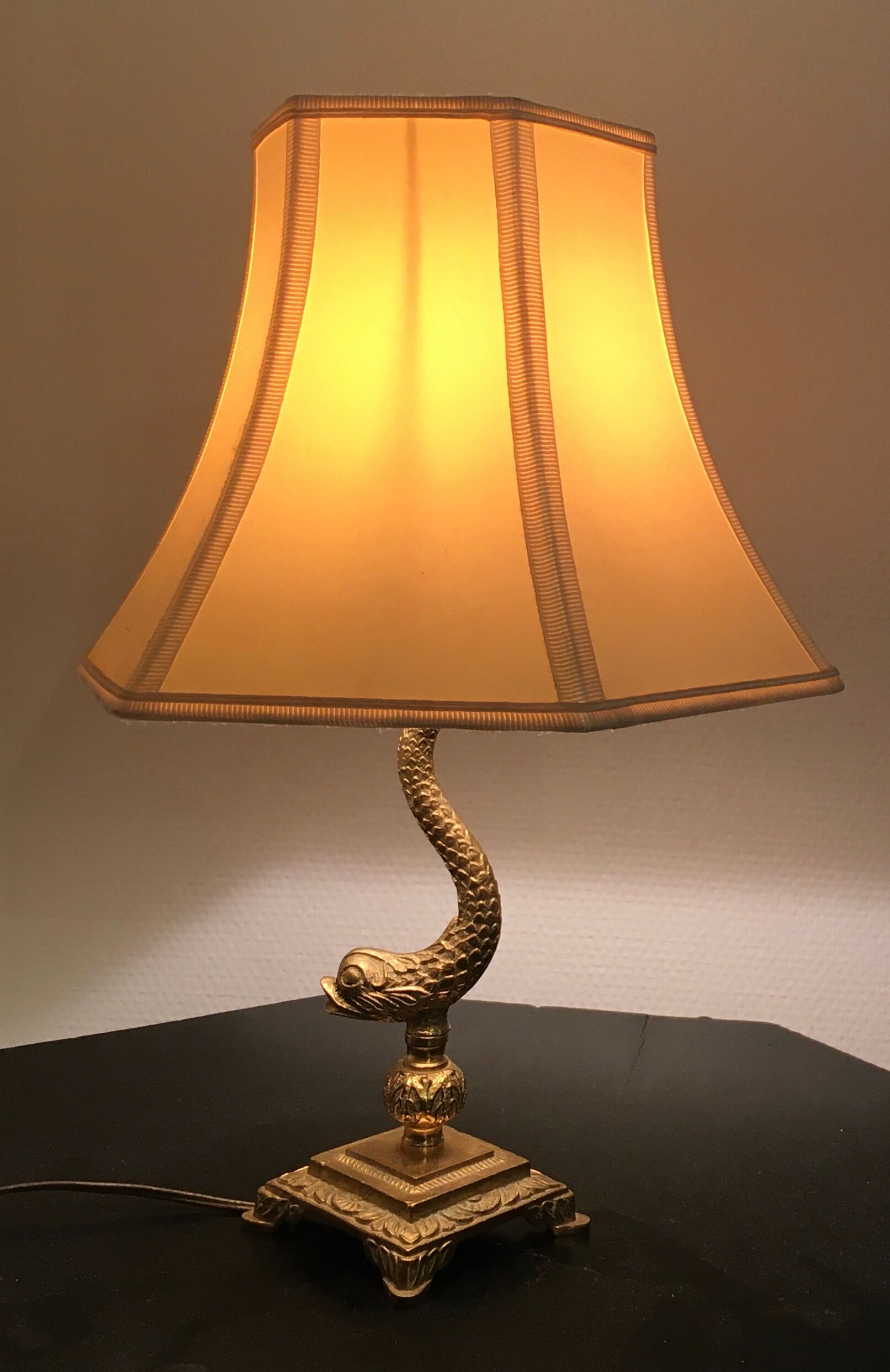 Golden bronze fish lamp