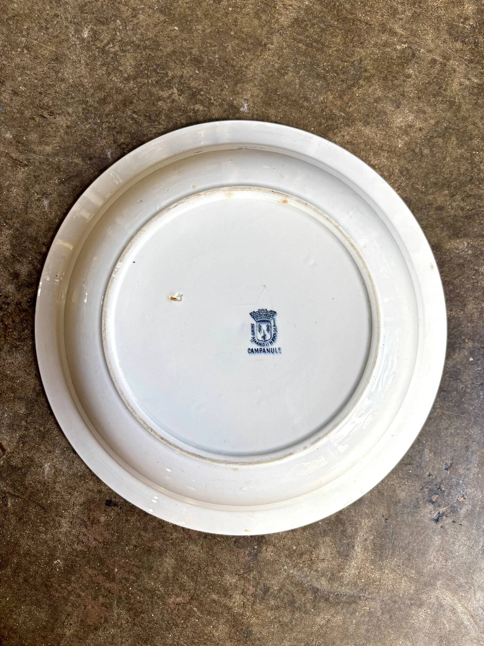 Plat rond creux St Amand & Hamage en terre de fer, service "Campanule"