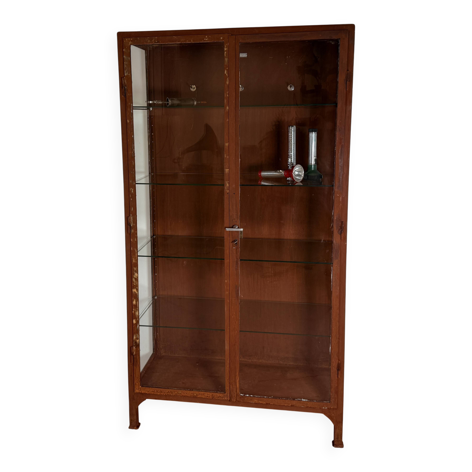 Vitrine vintage de mancave pour médecin avec traitement anti-rouille.