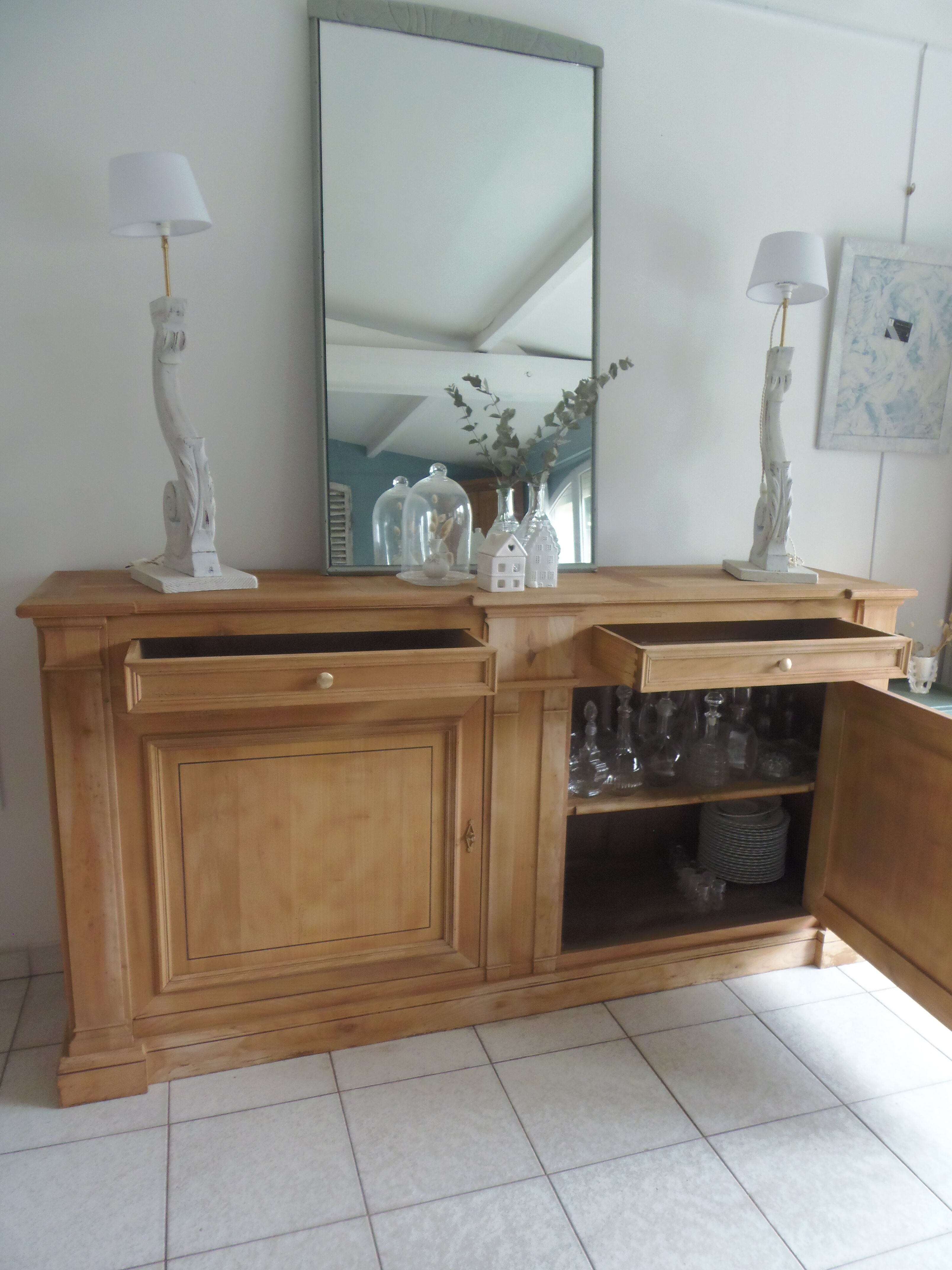 Buffet de belle facture en bois brut, 2 portes , 3 tiroirs .