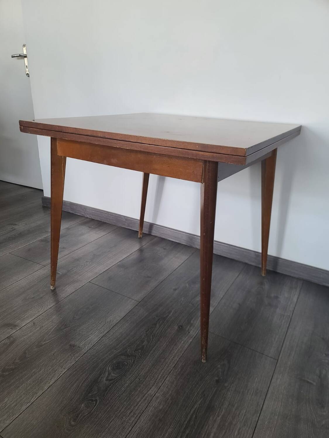 Vintage vitrified portfolio table