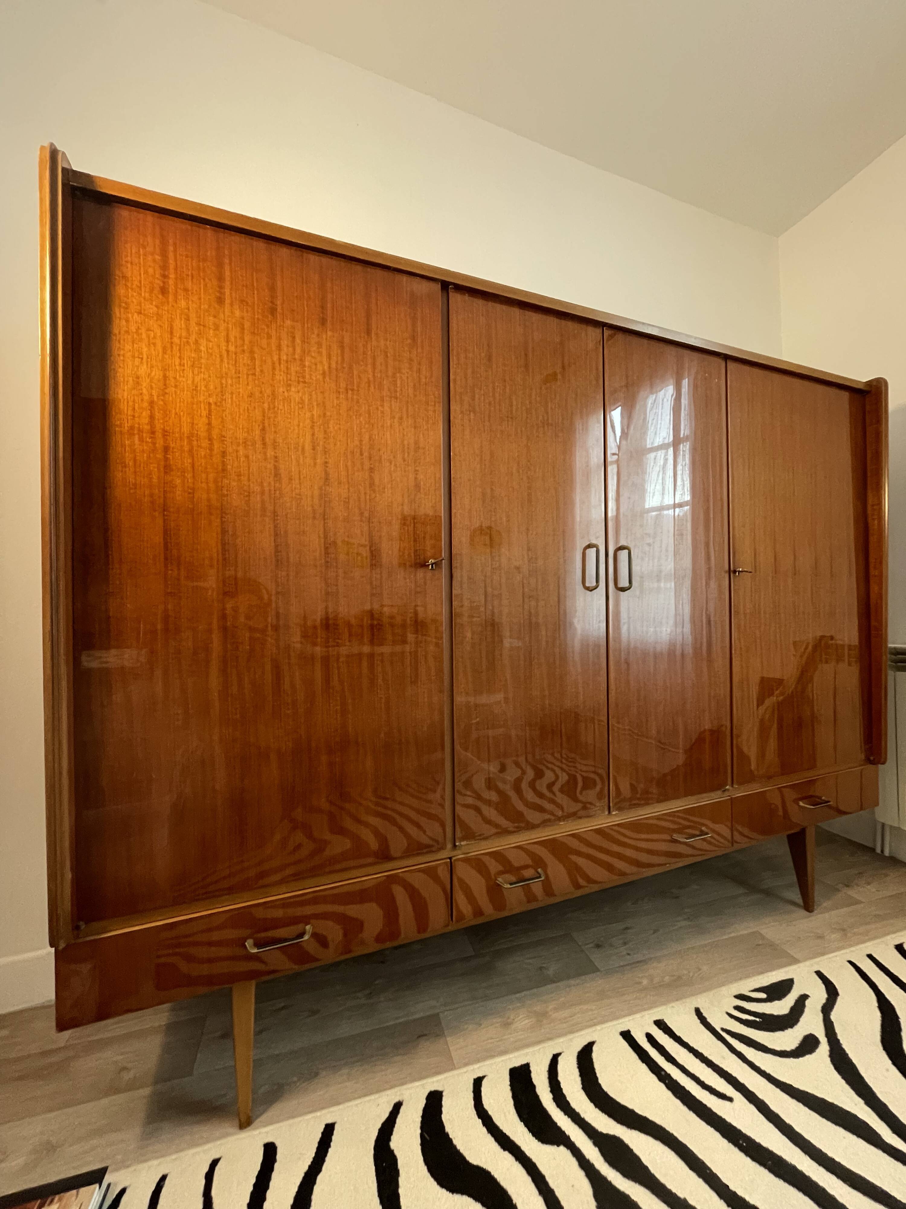 SAM dressing wardrobe