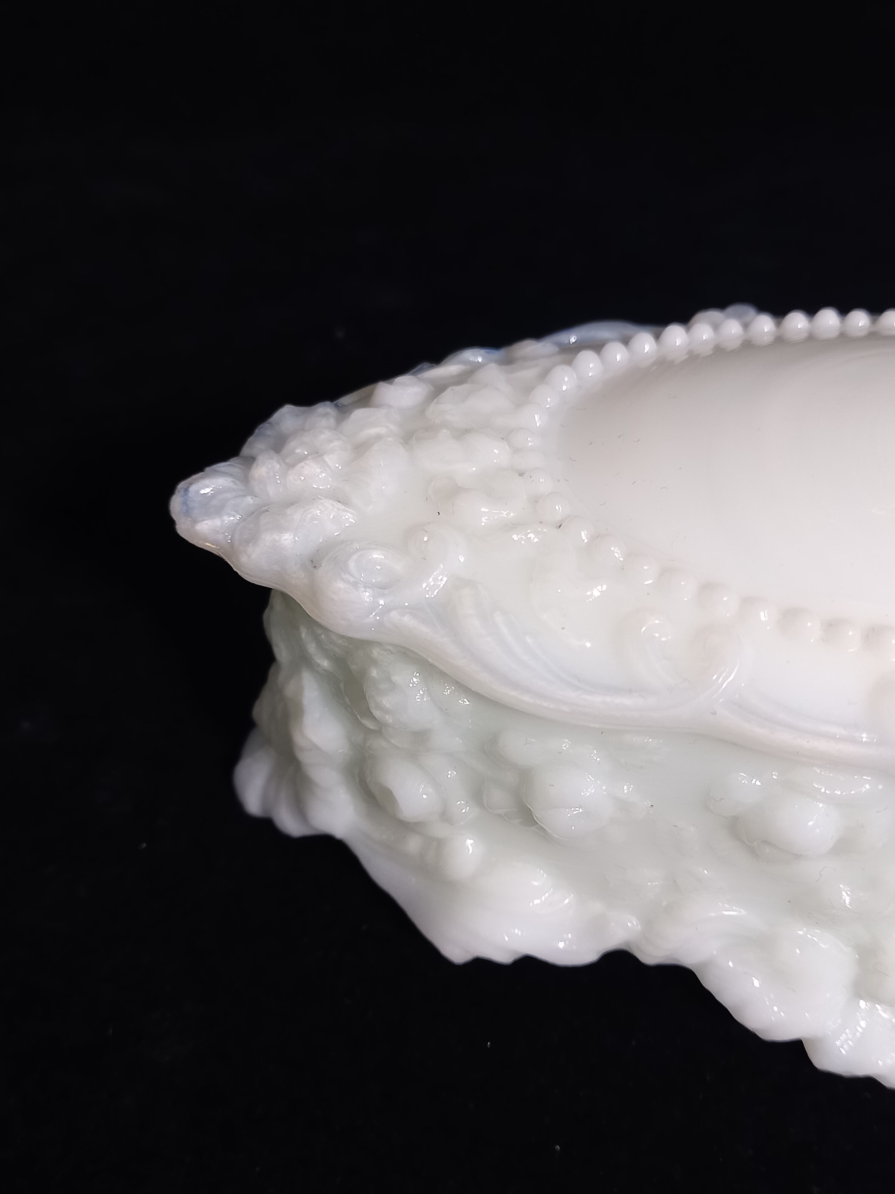 Boite style baroque en opaline blanche