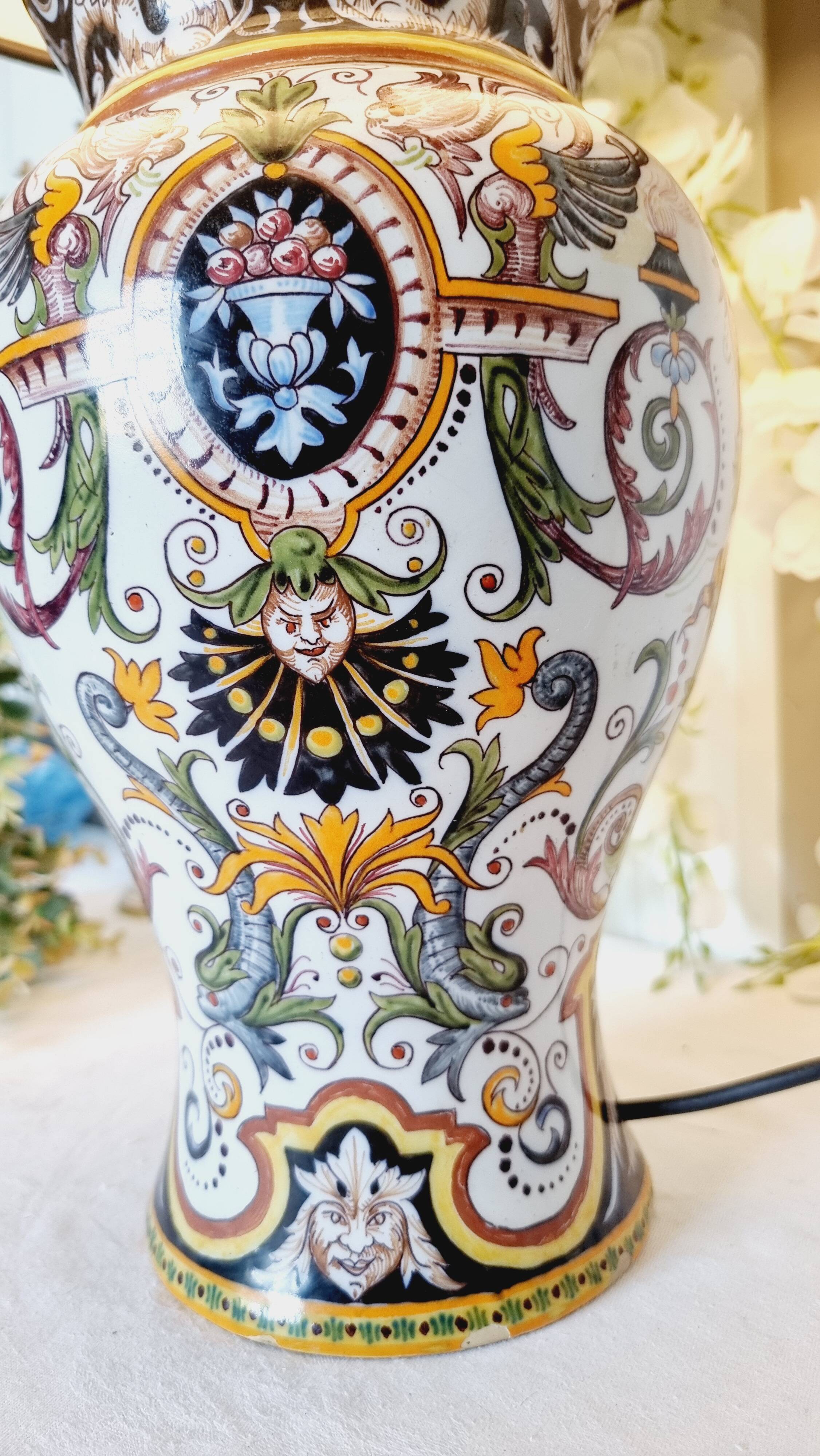 Table lamp in fine earthenware, 1950, in Renaissance style.