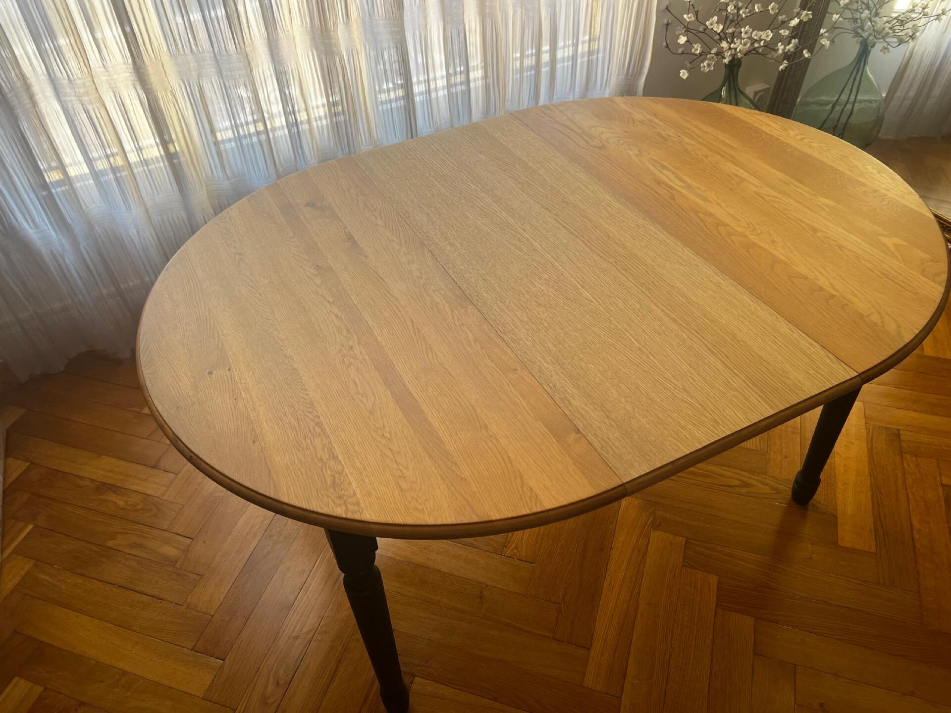 Extendable dining table for 4-8 people.
