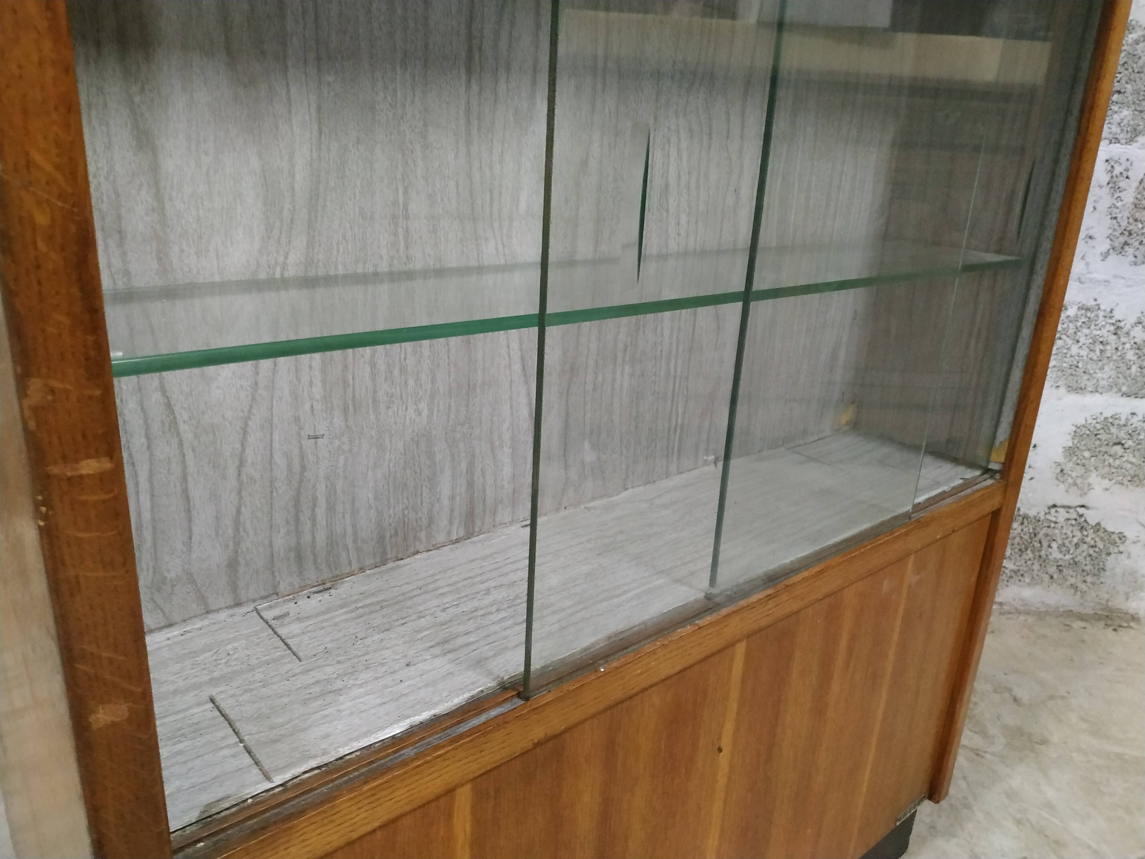 Former cash vitrine store counter