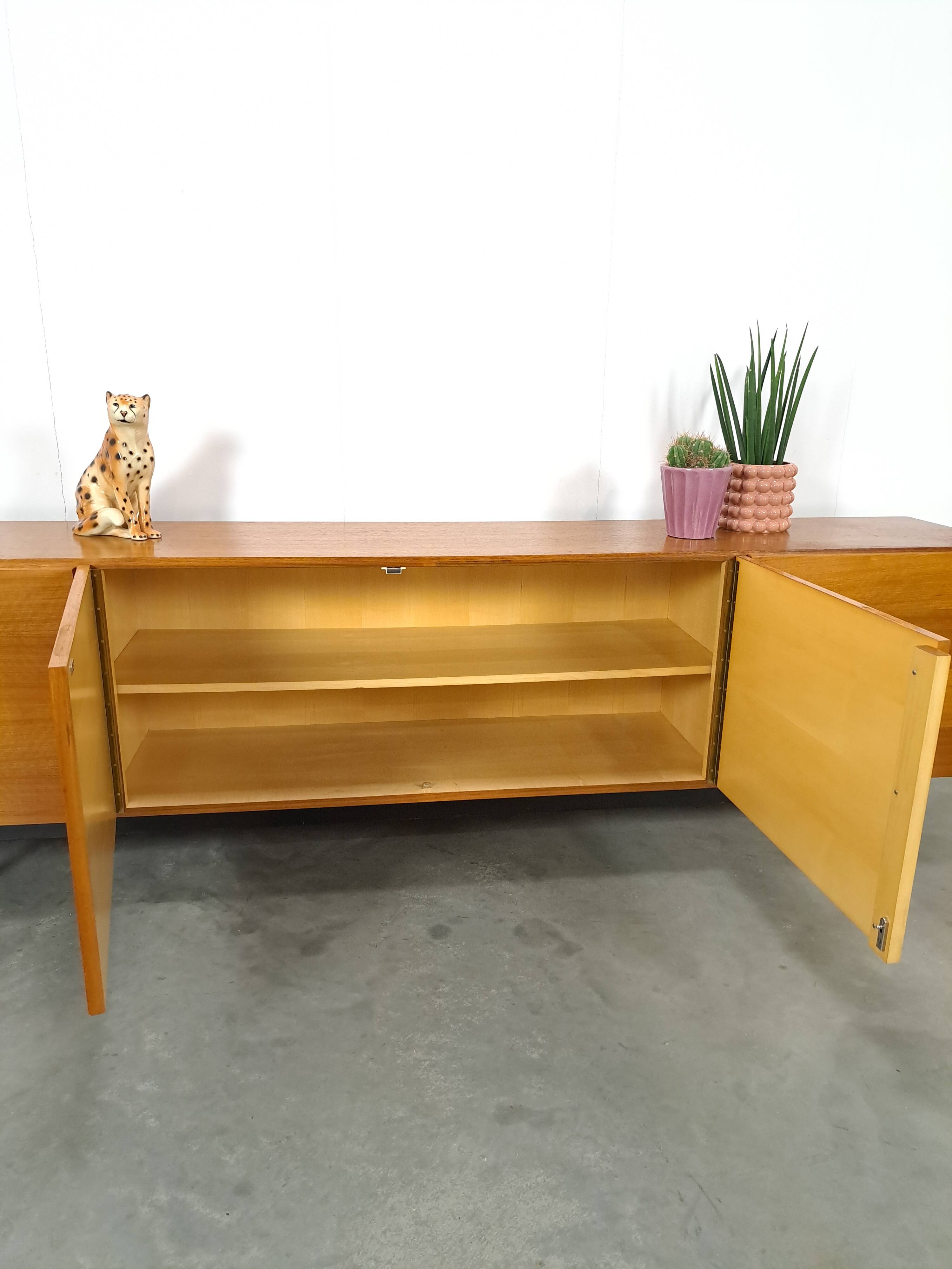 Design dressoir Musterring met zwarte stalen poten, sideboard