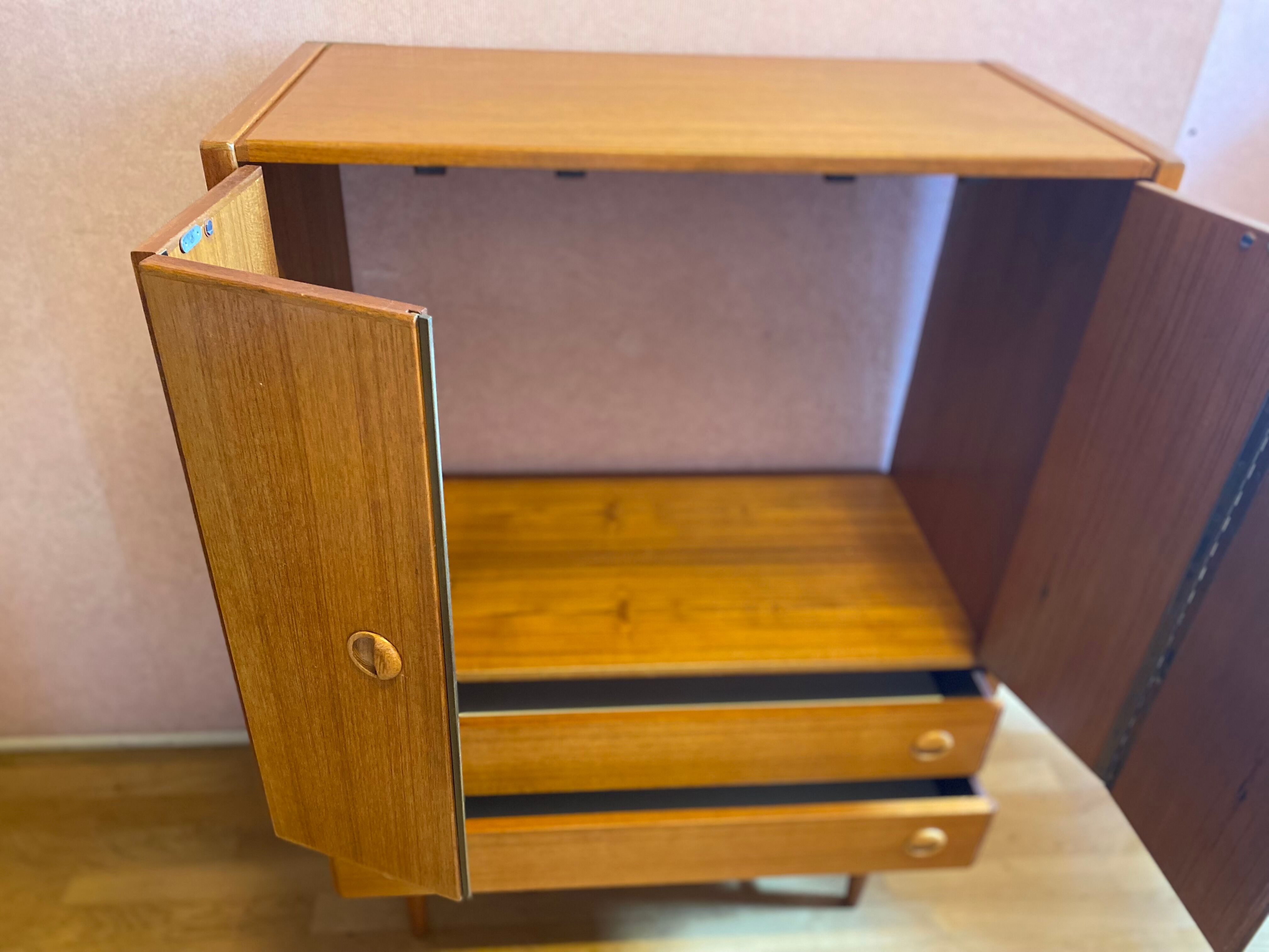 TV stand from the 50s, 2 drawer, 2 accordion doors. Perfect condition.