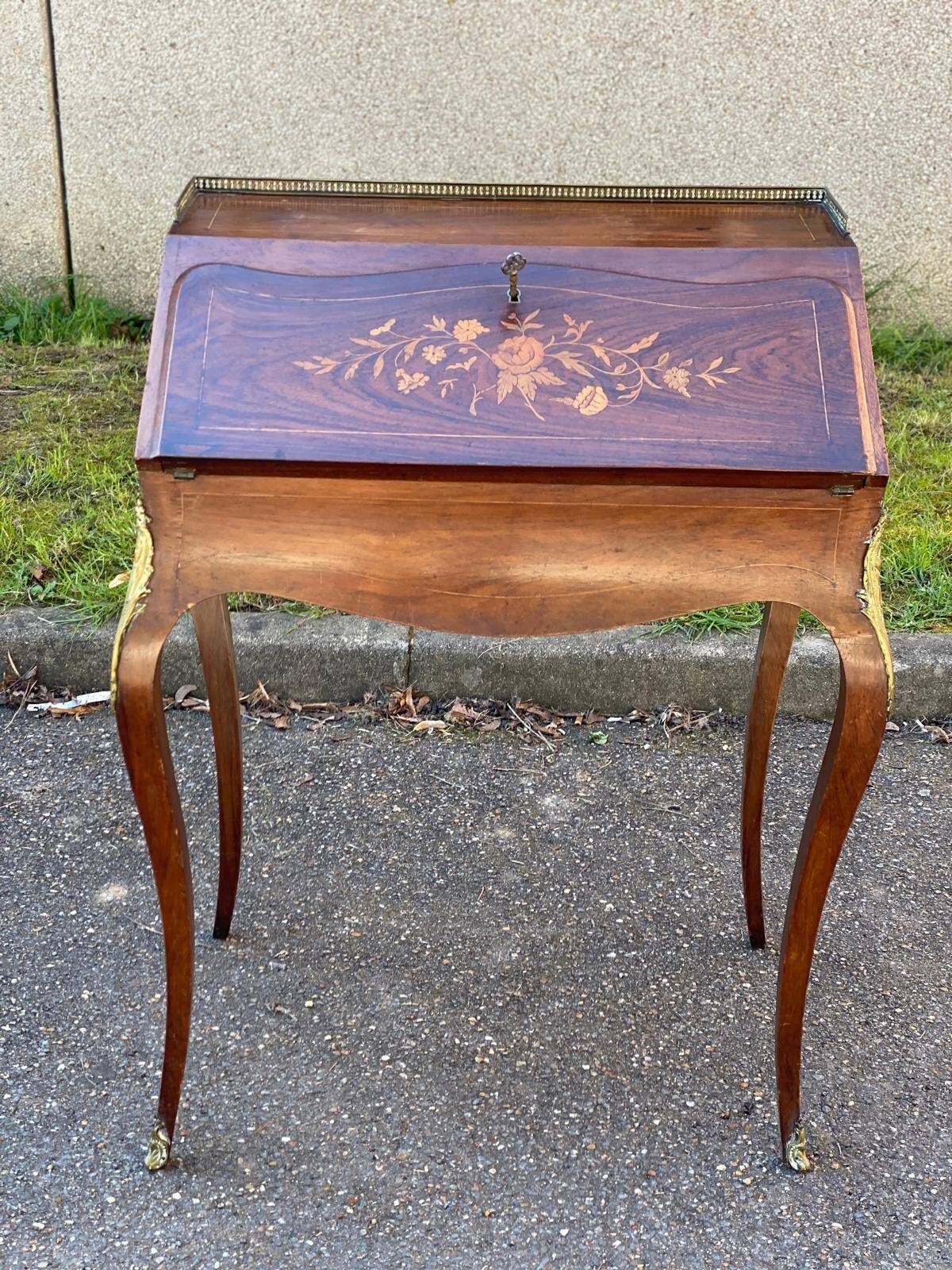 Louis XV sloping desk with gilded marquetry in Napoleon III period