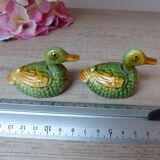 Ensemble salière et poivrière en forme de canards barbotine verts et jaunes vintage