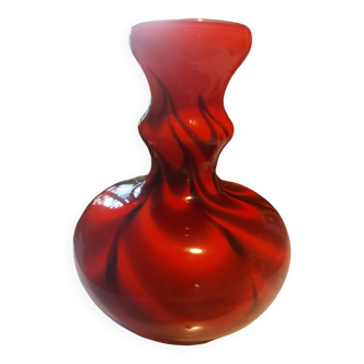 Vase vintage en opaline rouge