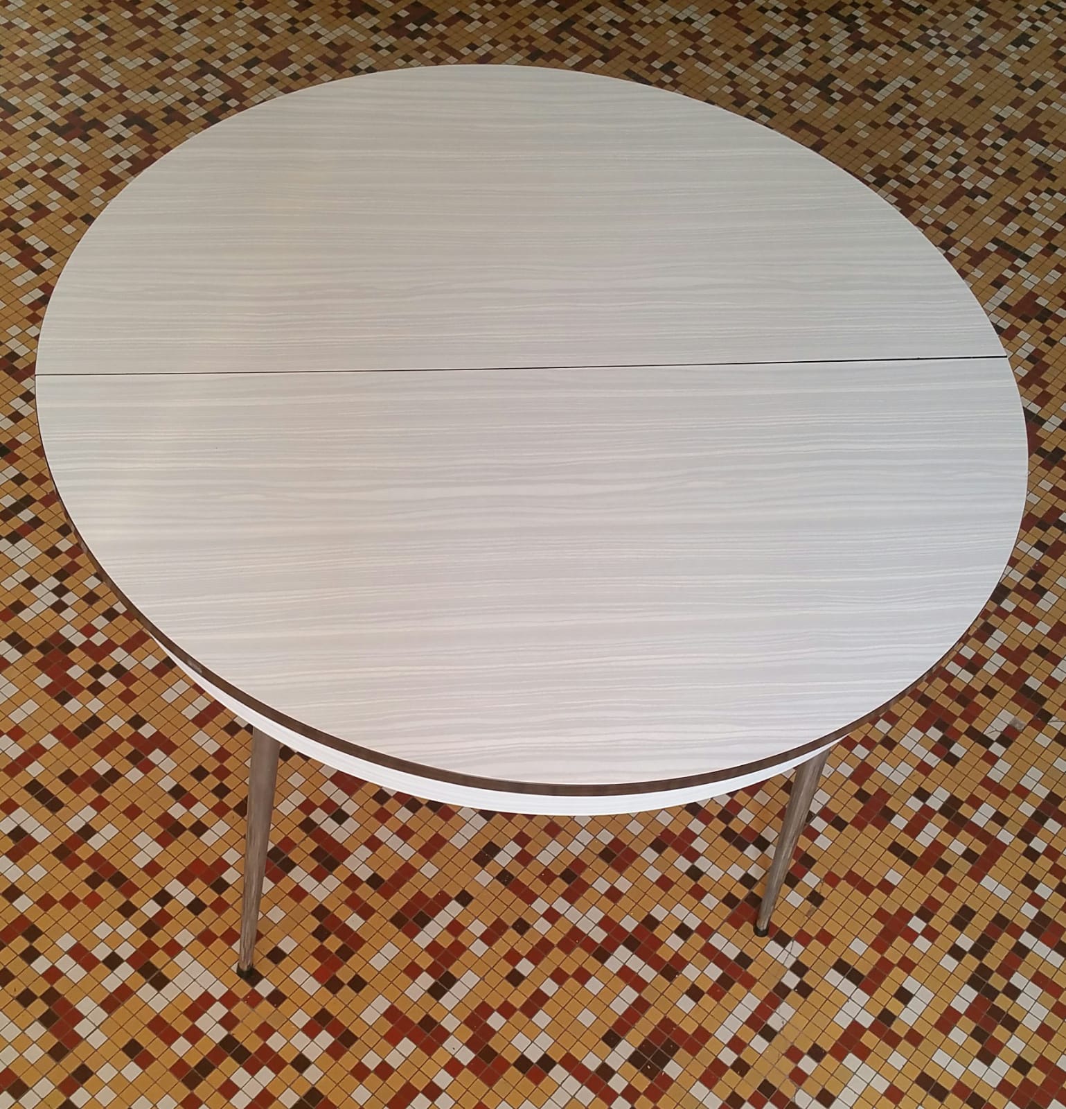 Extendable round formica table