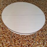 Extendable round formica table