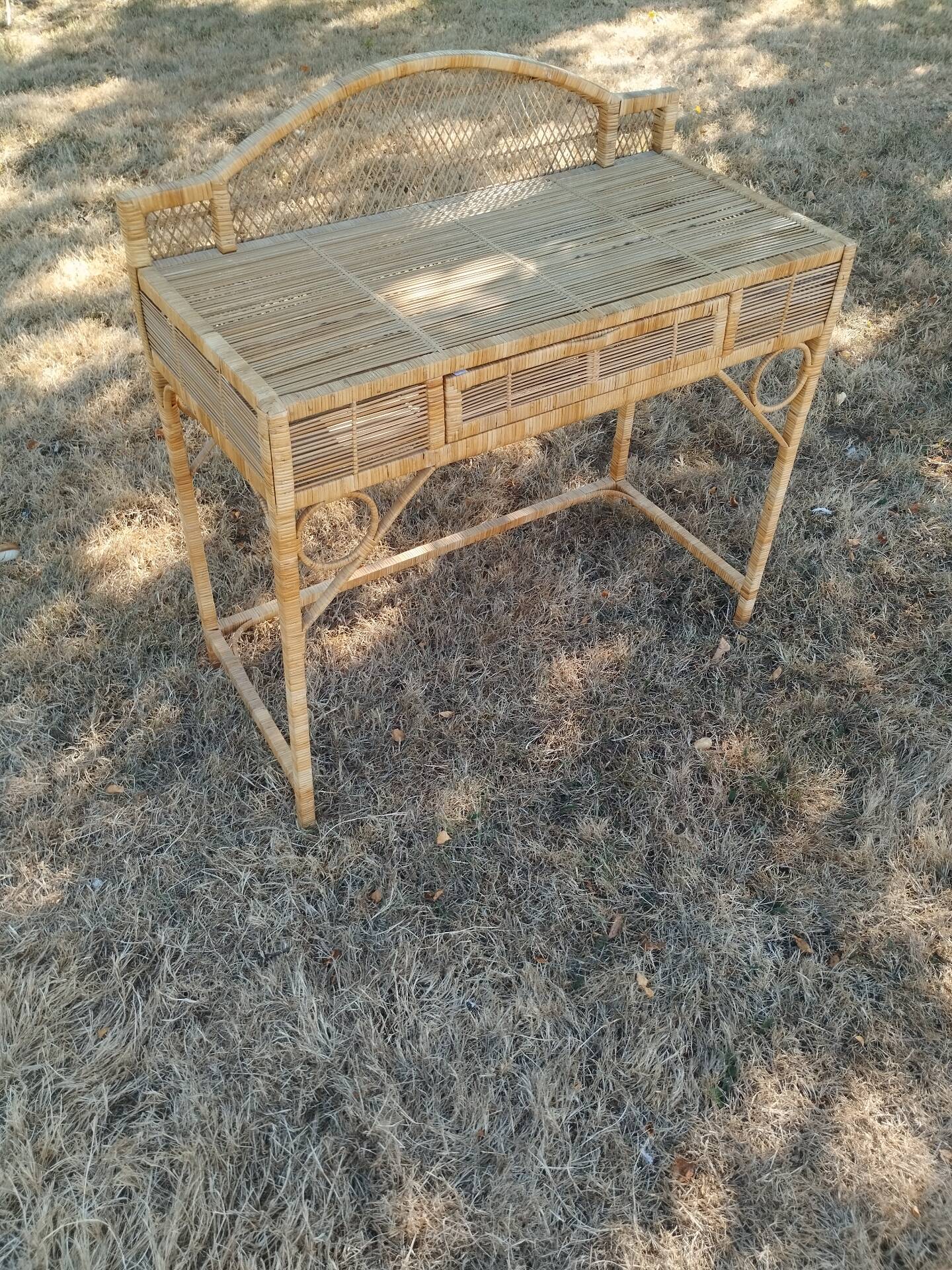 Bureau ancien en rotin osier vintage