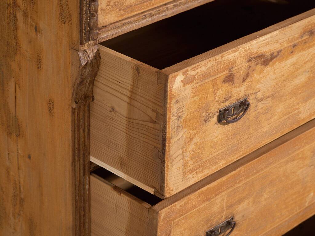 Commode ancienne en pin décapé – Meuble rustique européen primitif – circa