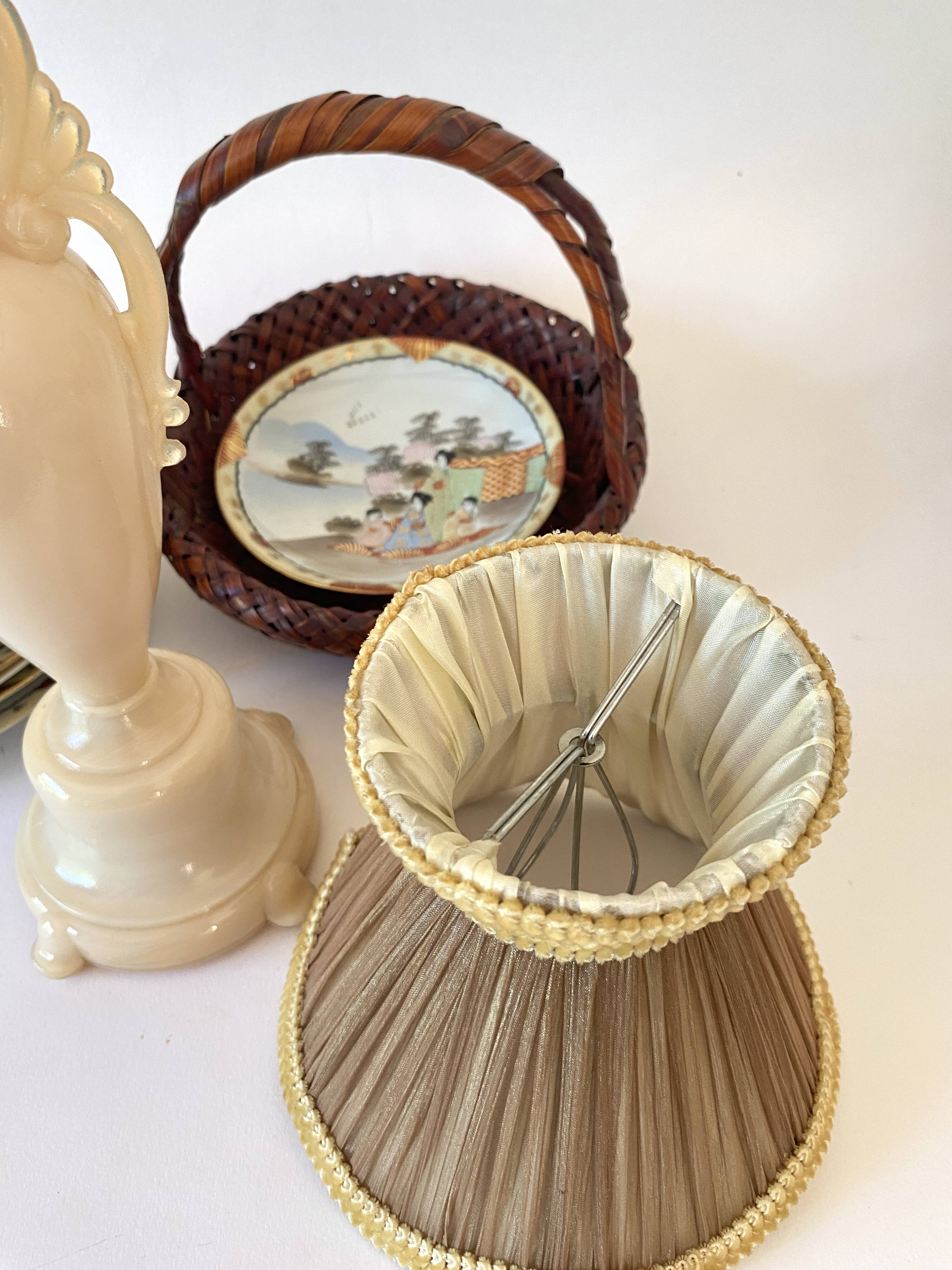 Varnished alabaster lamp, new fabric cable, mesh lampshade