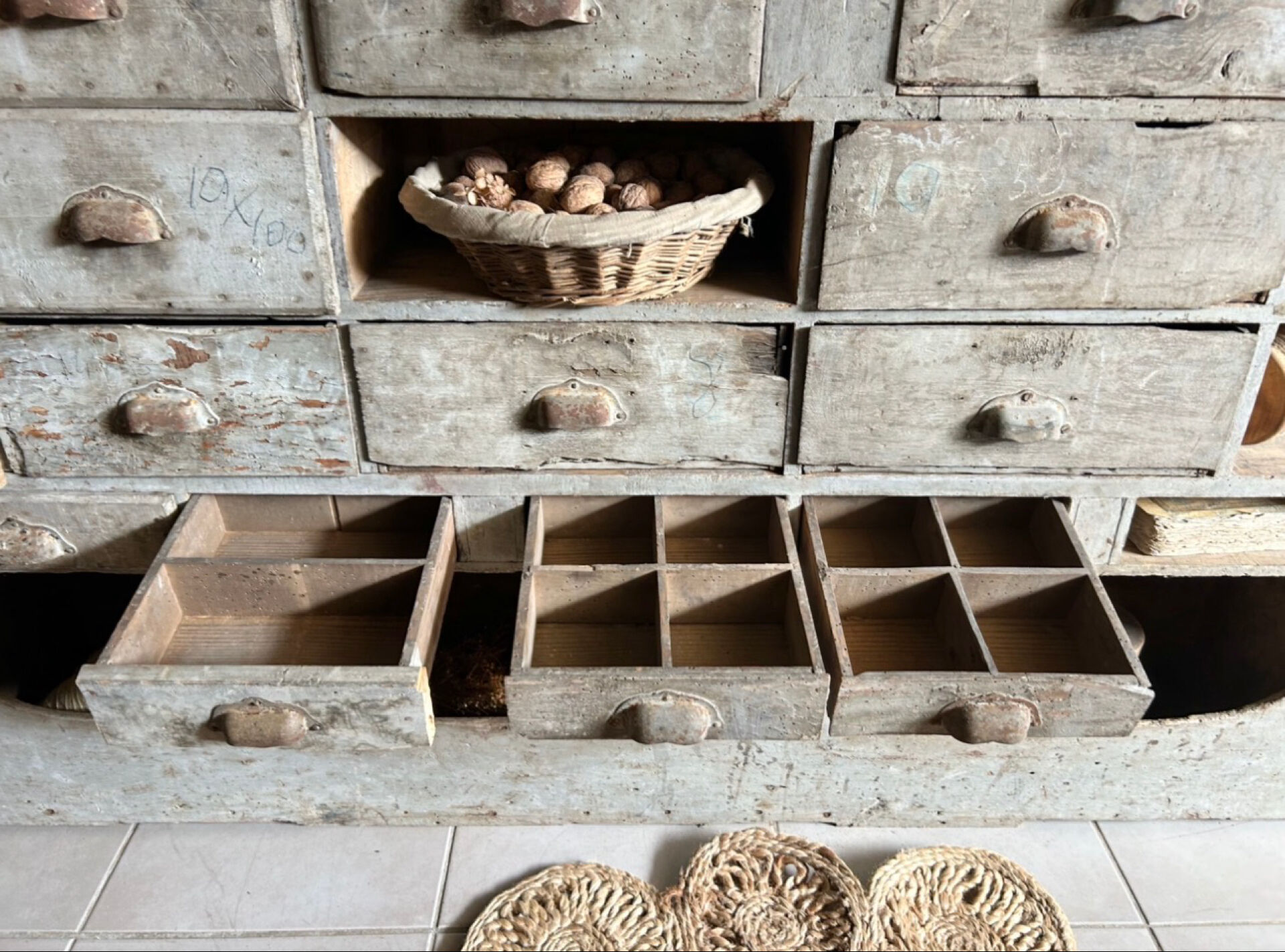 Ancien meuble de quincaillerie, meuble de métier