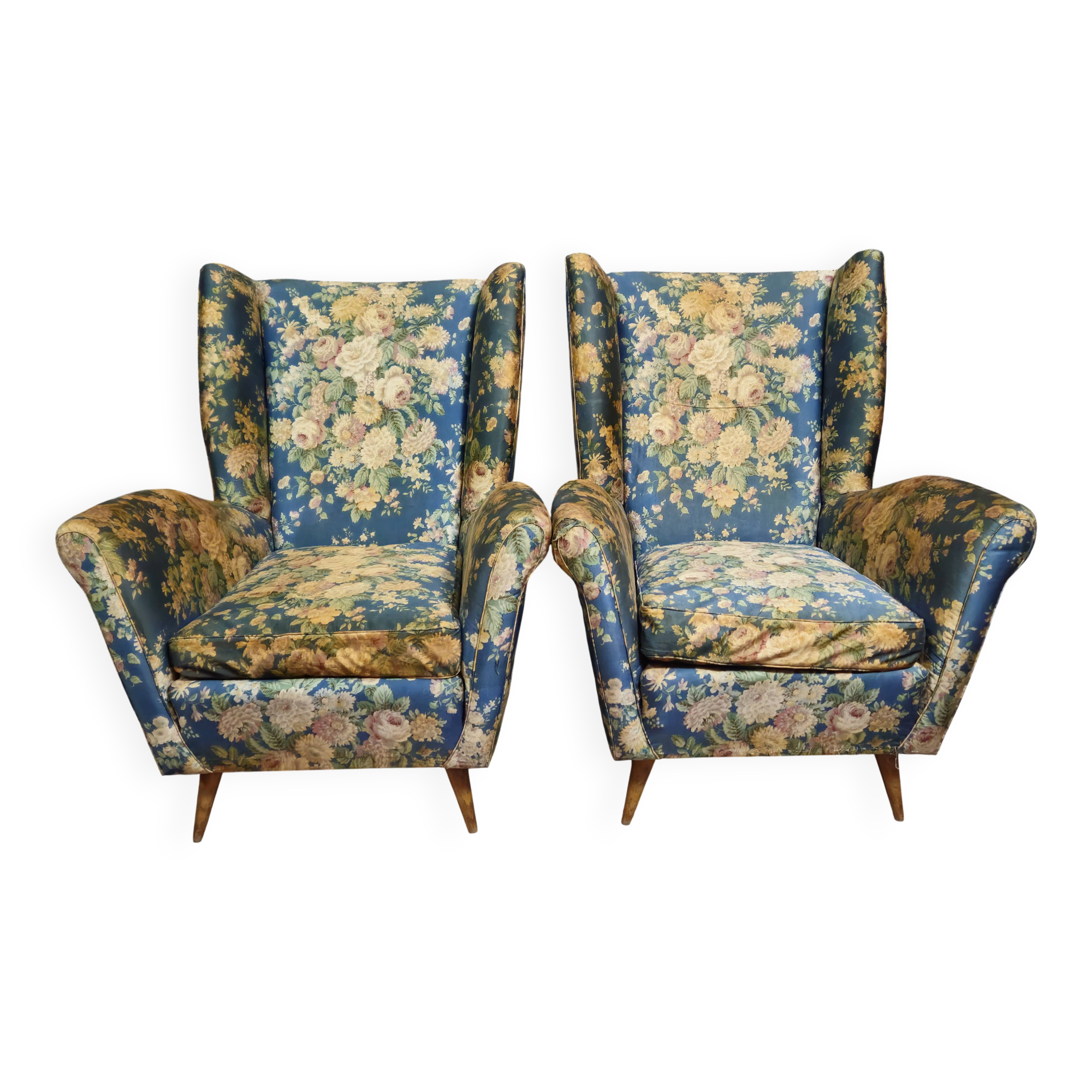 Pair of vintage armchairs with enveloping backrest.