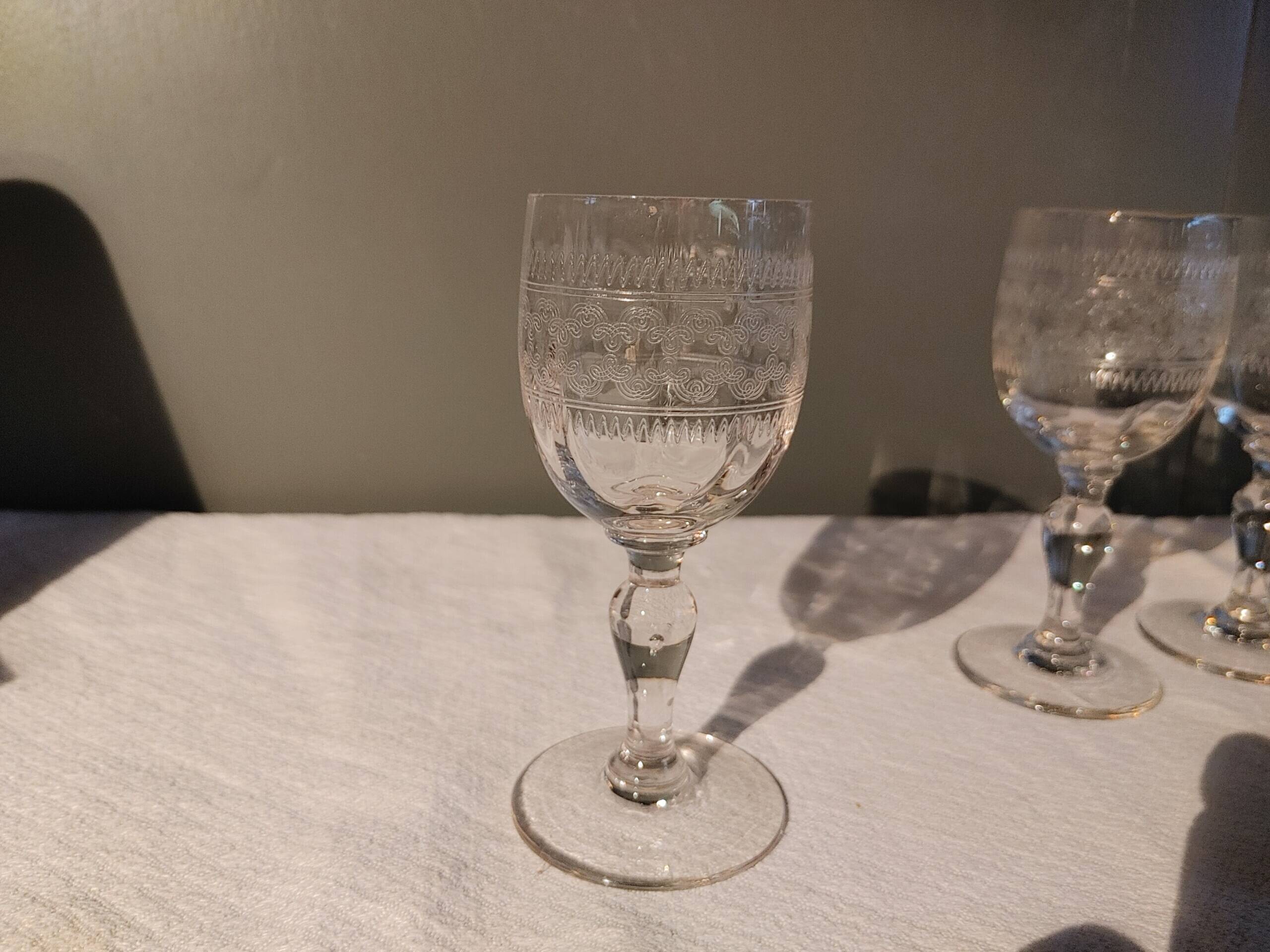 Verres anciens gravés - 6 eau - 6 vin - 6 apéritif