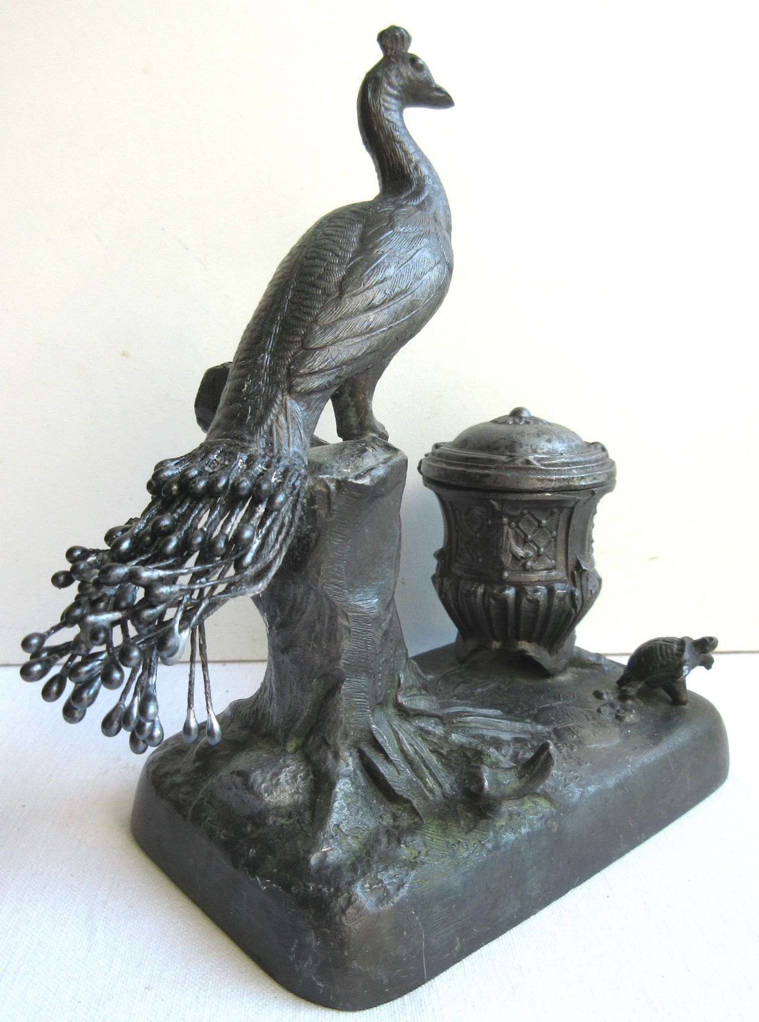 Old ink 1900, in regulation, sculpture paon and turtle art nouveau era