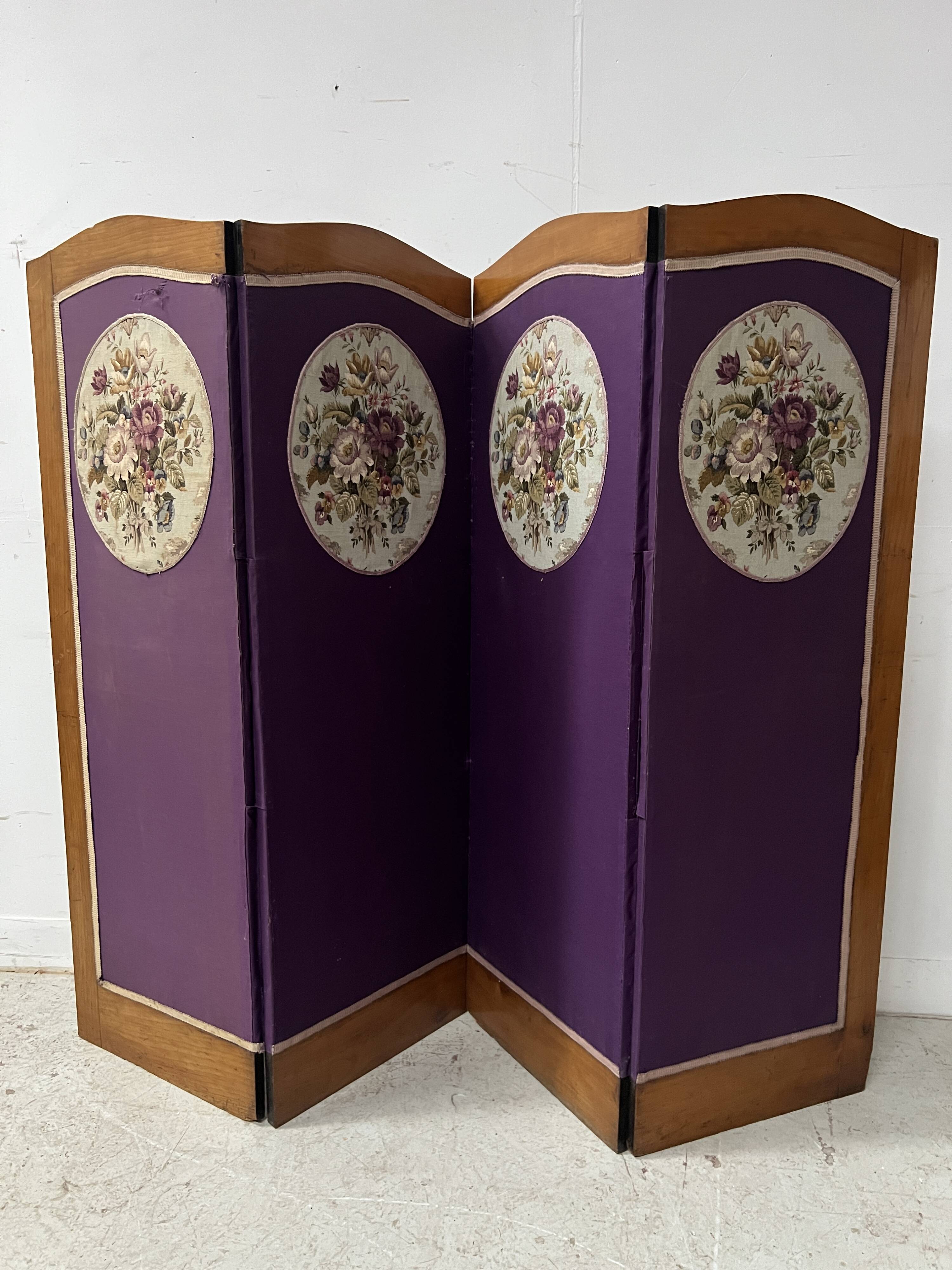 Four-panel screen decorated with an oval tapestry from the 20th century.