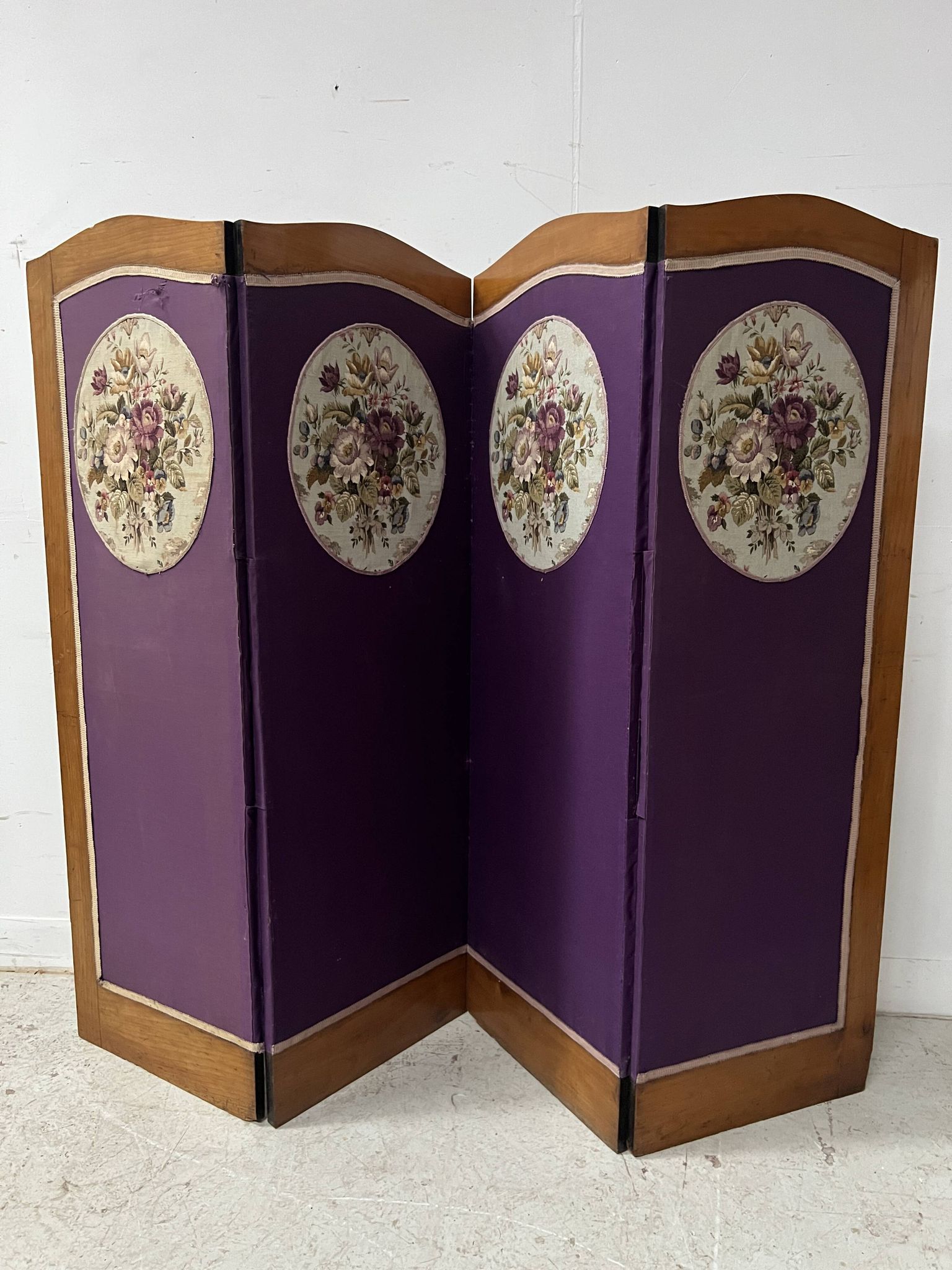 Four-panel screen decorated with an oval tapestry from the 20th century.