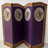 Four-panel screen decorated with an oval tapestry from the 20th century.