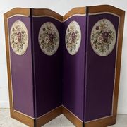 Four-panel screen decorated with an oval tapestry from the 20th century.