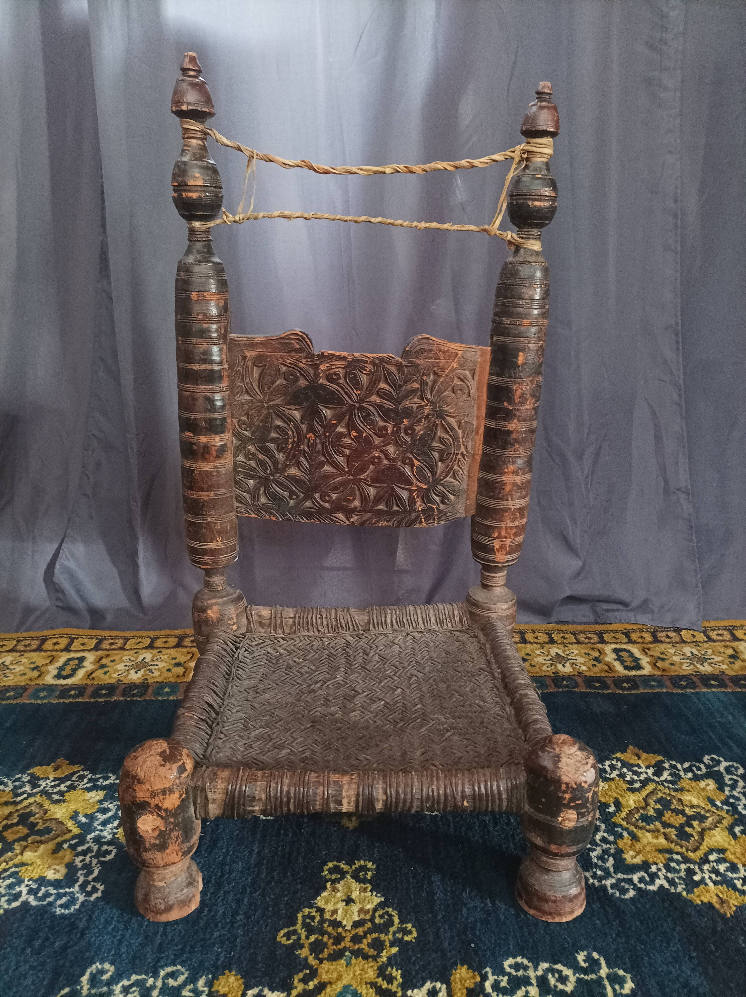 Chaise basse afghane en bois sculpté