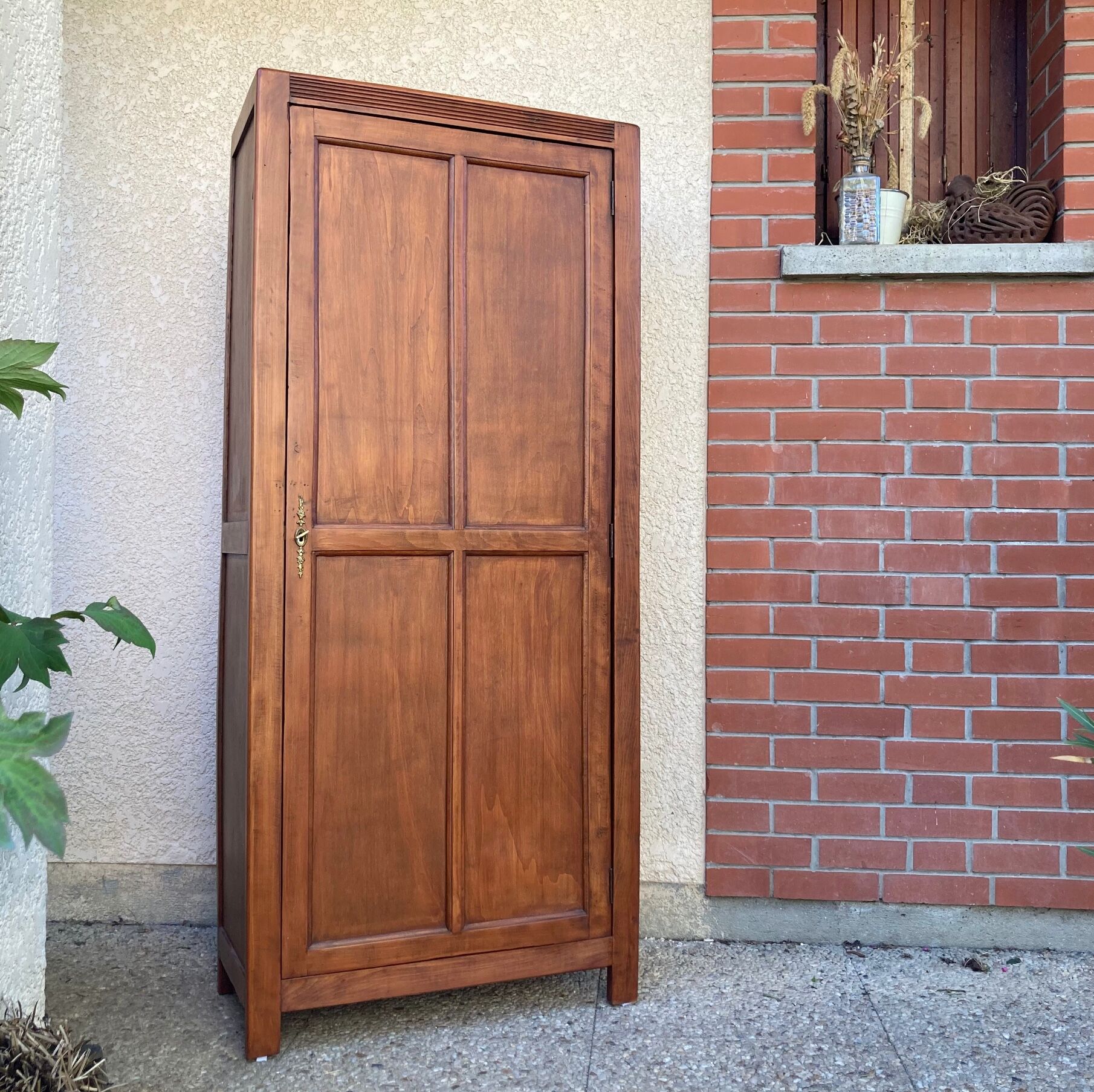 Old Parisian bonnetière