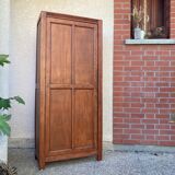 Old Parisian bonnetière