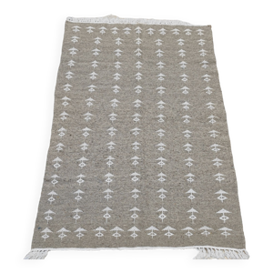 Tapis kilim gris à motifs