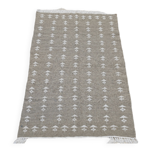 Tapis kilim gris à motifs berbères