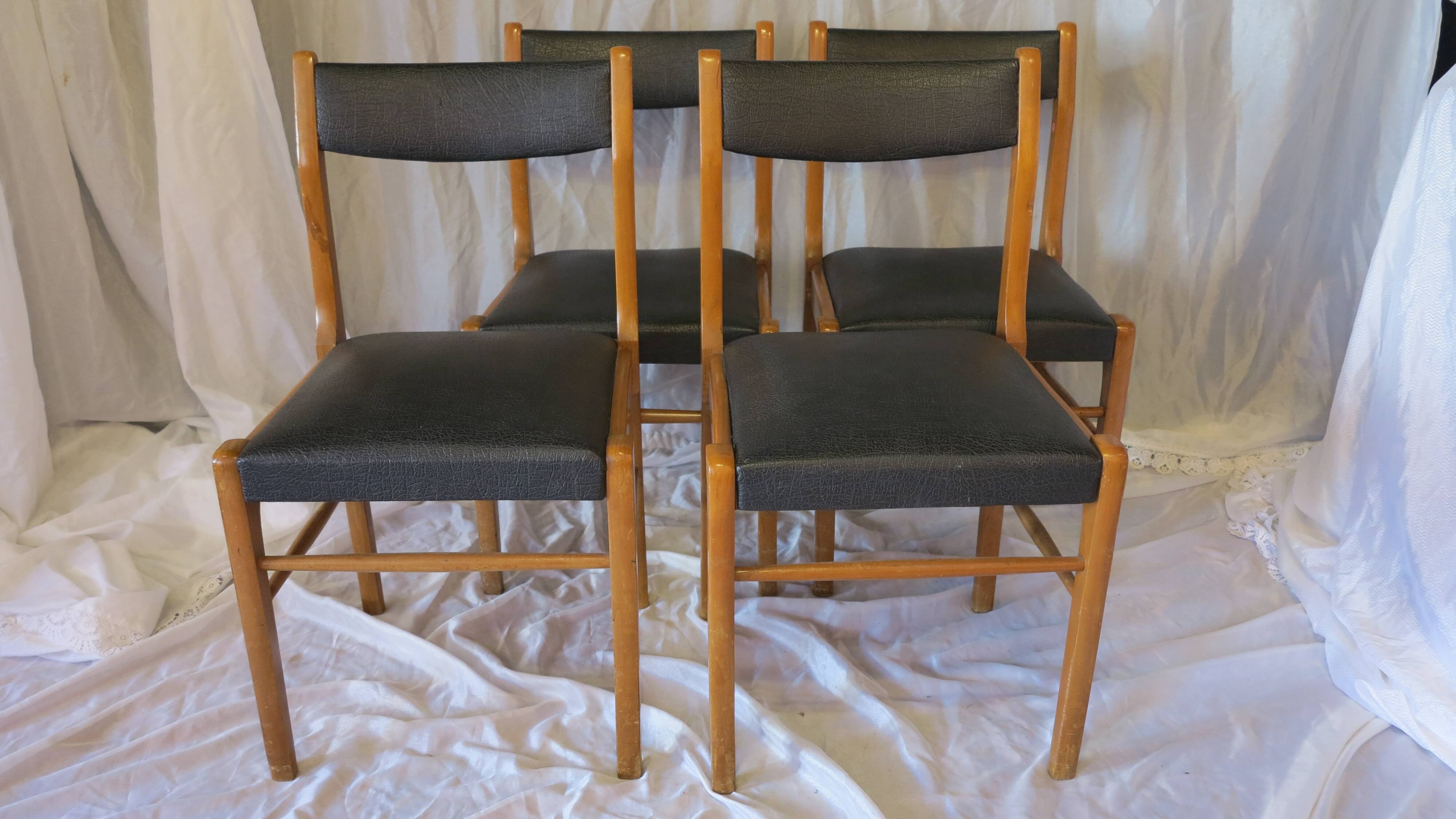 Set of 4 Scandinavian chairs in black faux leather