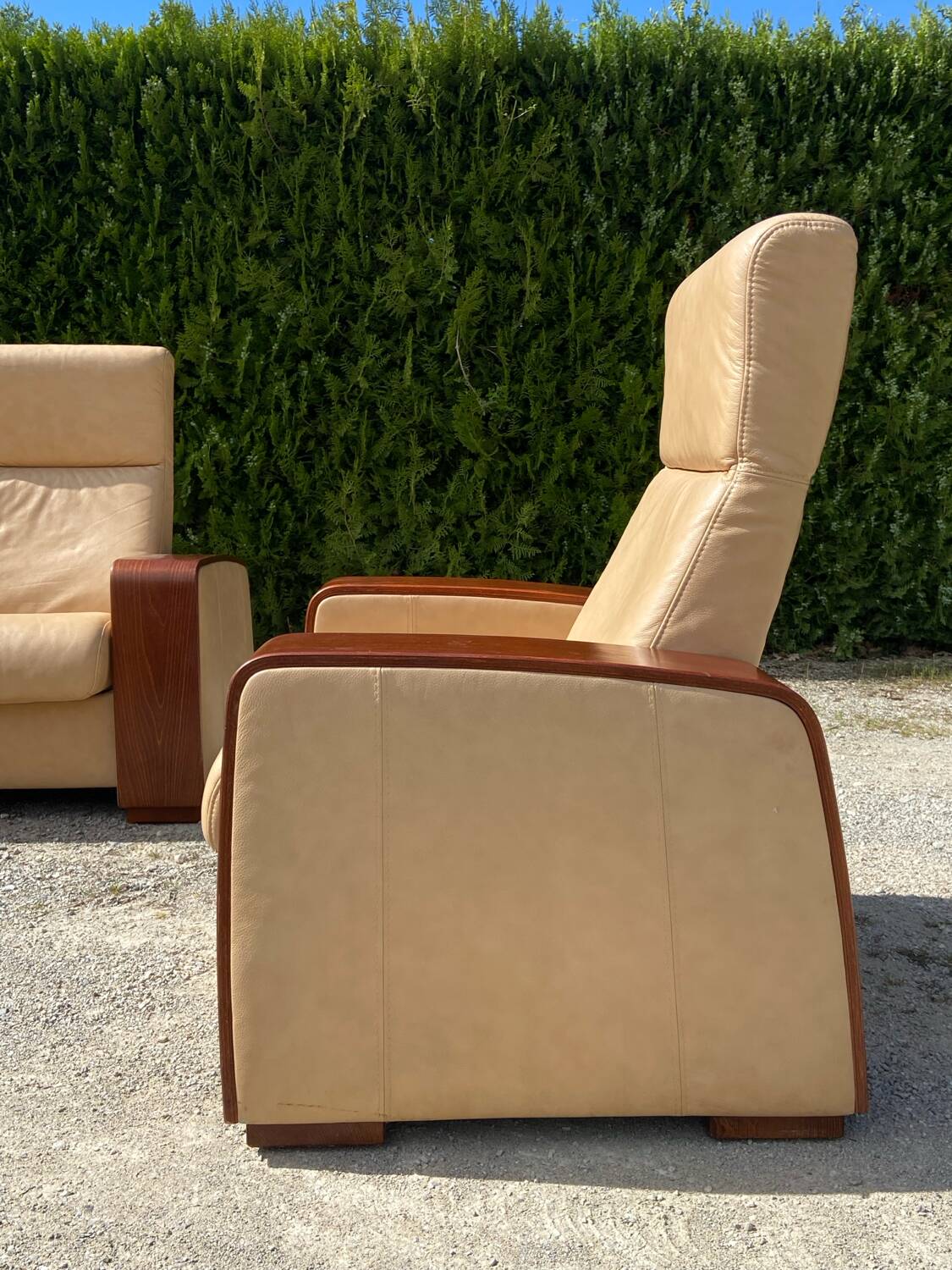Set of vintage armchair and 2-seater sofa in beige leather and reclining wooden armrests, stressless style
