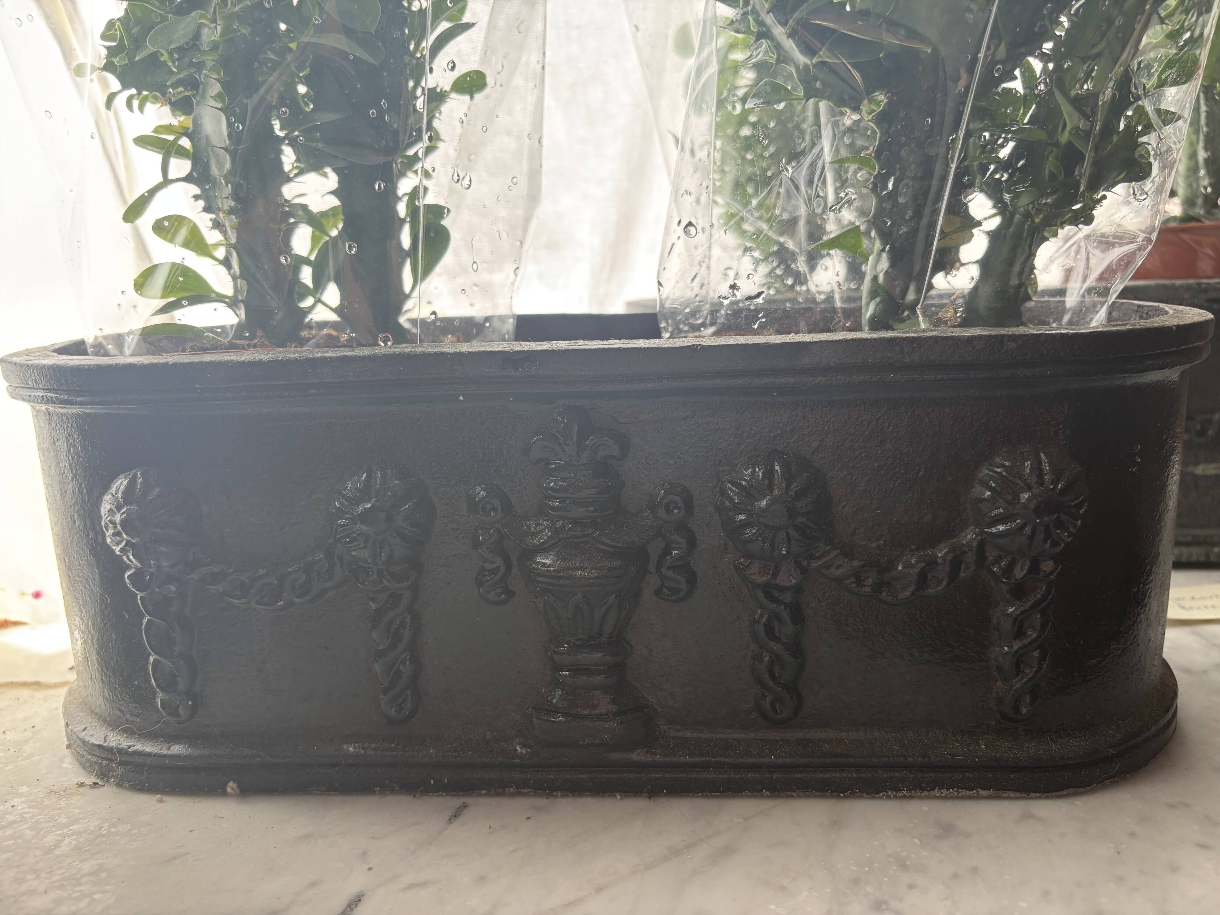 Ensemble de trois jardinières en fonte