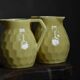 Carafe framboise et deux pichets jaunes