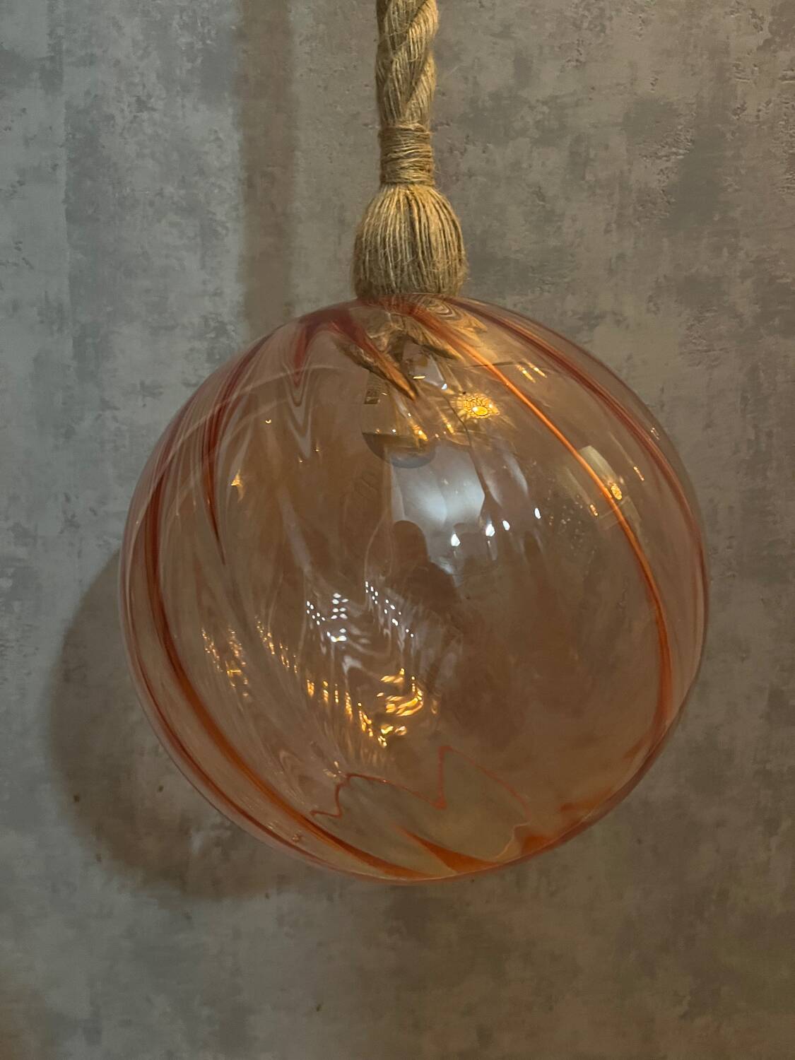 Suspension globe rose pale en verre  à relief avec câble corde