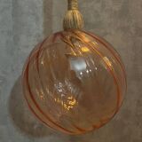 Suspension globe rose pale en verre  à relief avec câble corde
