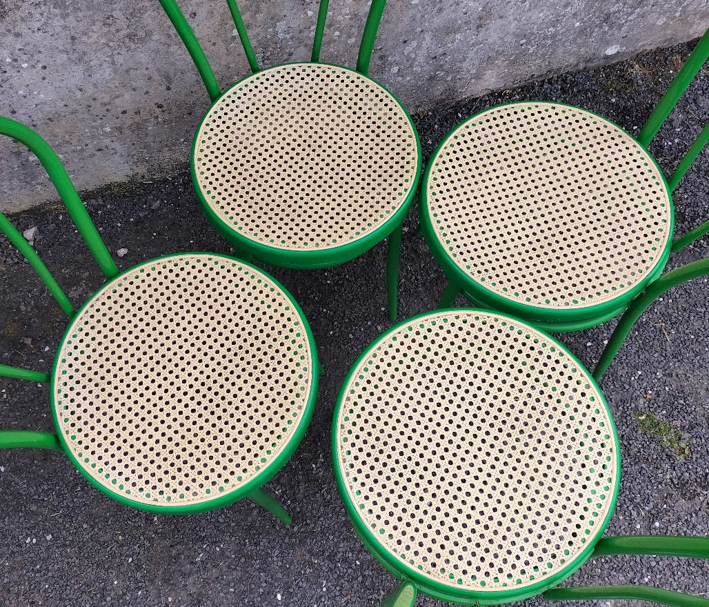 Lot de quatre chaises bistrot en métal laqué vert