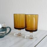 2 verres à pied jaune ambré et 2 tasses en verre